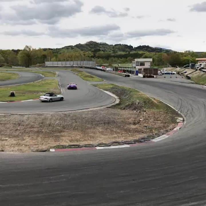 中村直樹のインスタグラム：「GWってことで備北サーキットいってきました❗️ VALlNOタイヤになってからの初めての備北でしたがとまるし踏めるし最高の08Rでした🎵 しかしノリノリで走ってたらエンジンブロー💦 瞬殺でテンションがおちました(笑) 2.1のエンジンおそらく全損😞 しかしええ音しとる☺️ シンコーマニ最高😃⤴️⤴️ 備北サーキットでエンジンはなくなりましたが山菜もらいました(笑)ありがとうございました‼️5日は名阪はしろかな😅」