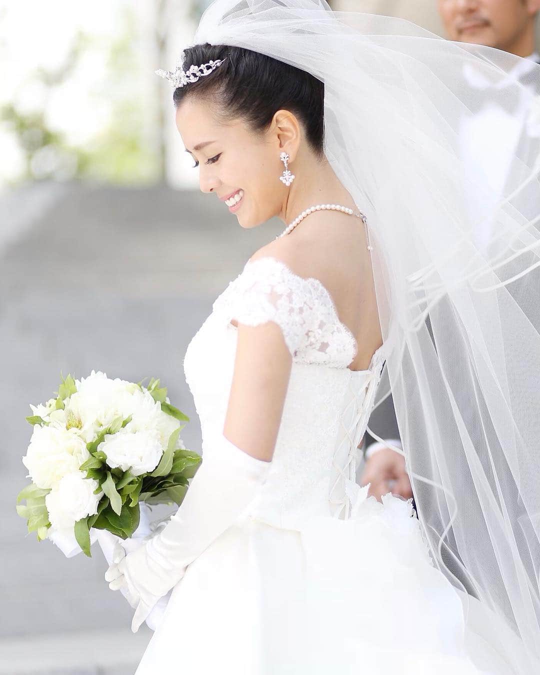 黒田麻理耶さんのインスタグラム写真 - (黒田麻理耶Instagram)「. 2年前に挙げた結婚式ですが、 撮影データを貰ってからそのままだったので😂 . 今日の記念日を機に載せようと思います👰💓 . #結婚記念日  #5月3日  #結婚式の思い出 #アンダーズ東京  #アンダーズウェディング #ウェディングフォト  #たくまりウェディング #ブライダリウムミュー  #ウェディングドレス #AndazTokyo  #weddingphoto #weddinganniversary  #weddingdress」5月3日 13時08分 - mariya_kuroda