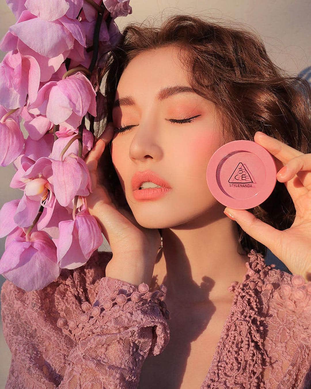 3CE Official Instagramさんのインスタグラム写真 - (3CE Official InstagramInstagram)「화사한 핑크로 설렘지수 한가득💗 3CE FACE BLUSH #DELECTABLE #3ce #3ceblush #pinkblush」5月3日 13時08分 - 3ce_official