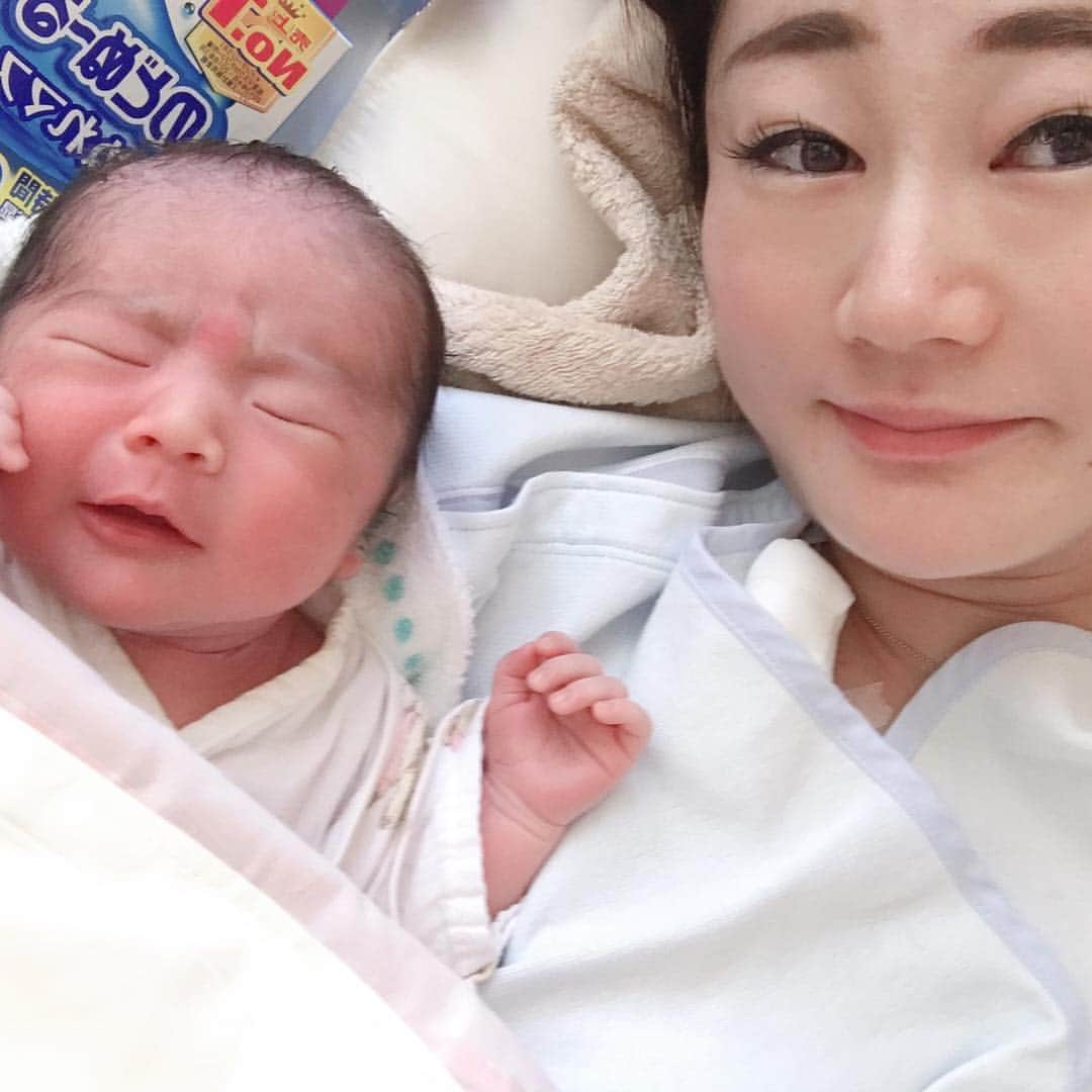 joujouのインスタグラム：「令和早々、とても嬉しいことが❤️ 姪が昨日誕生しました！！ なかなか実感が湧かなかったけど、 やっぱり見たら愛おしい気持ちが メキメキ湧いてきました！！ 👶❤️ あだ名 オニオニ🍙笑  母子ともに健康でホッとしました！  帝王切開だったので昨日は抱っこできなかったので今日こそは🥰  ひらかおつかれさまでした☺️ さぁ坊を迎えに！！ #姪 #あだ名 オニオニ🍙 #令和元年産まれ  @hiraka」