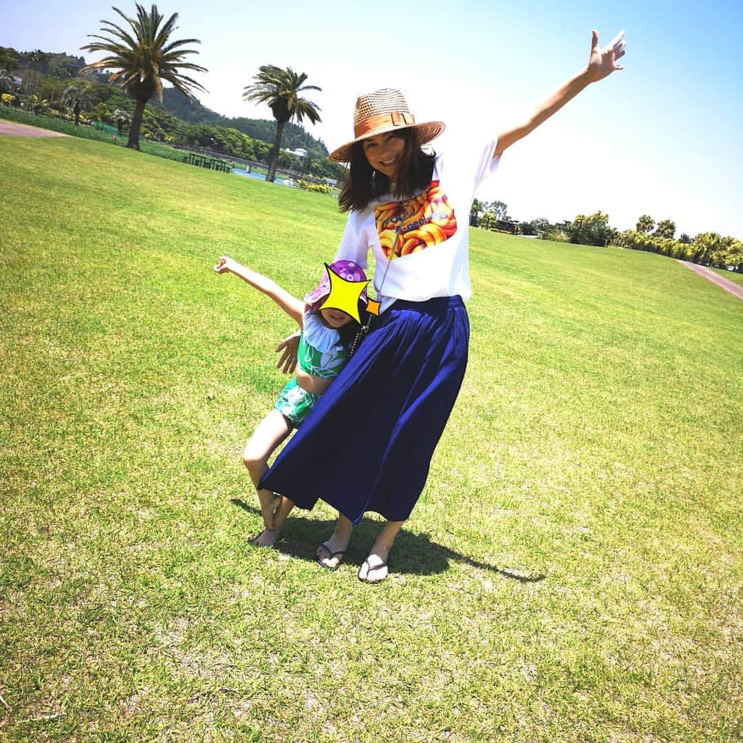 蛯原英里さんのインスタグラム写真 - (蛯原英里Instagram)「宮崎といえば！ やっぱり海～🌊 天気も良かったので 早速、行ってきました！  はじめは普通に遊んでいましたが後半には…水着に着替えるー！ 波打ち際で大はしゃぎ またGW中に来れるといいね💕  #gw #miyazaki #aoshima #ocean #swimwear #宮崎 #青島 #水着 #太陽 #気持ち良い#babysisland_official」5月3日 13時19分 - eriebihara