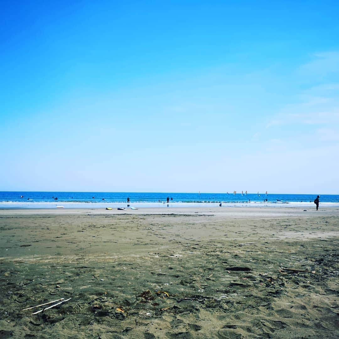 蛯原英里さんのインスタグラム写真 - (蛯原英里Instagram)「宮崎といえば！ やっぱり海～🌊 天気も良かったので 早速、行ってきました！  はじめは普通に遊んでいましたが後半には…水着に着替えるー！ 波打ち際で大はしゃぎ またGW中に来れるといいね💕  #gw #miyazaki #aoshima #ocean #swimwear #宮崎 #青島 #水着 #太陽 #気持ち良い#babysisland_official」5月3日 13時19分 - eriebihara