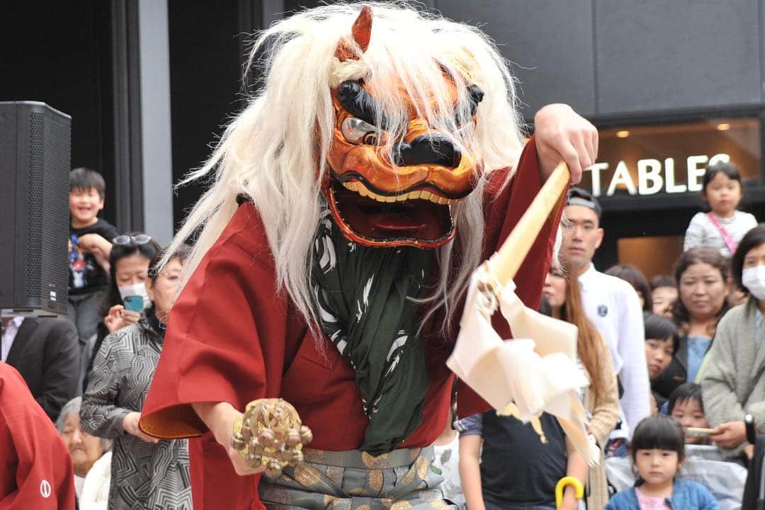 The Japan Timesさんのインスタグラム写真 - (The Japan TimesInstagram)「A shishimai lion dance is performed by Edo-Daikagura Maruichi Senoh troupe in front of the Tokyo SkyTree on Wednesday to celebrate the dawning of the new Reiwa Era. The shishimai lion dance is a traditional two-people performance believed to drive away bad spirits. It is also believed that a bite (a gentle one) from the shishimai lion mask will protect people from diseases. (Kazuaki Nagata photos) . . . . . #shishimai #獅子舞 #reiwa ＃令和 #dance #tradition #japan #festivals #tokyoskytree」5月3日 13時29分 - thejapantimes