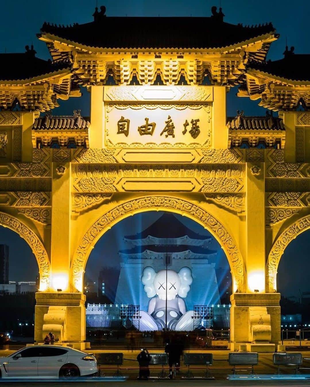Canon Asiaのインスタグラム：「By utilising both framing and light trails in his shot, @jia_jyun_lin captured an awe-inspiring shot of the National Chiang Kai-shek Memorial Hall, Taiwan!  Looking for a place to pick up some photography tips and tutorials? 📝Check out Snapshot! 🖱️ Link in bio • 📷 Image by @jia_jyun_lin shot using the Canon 6D Mark II | Canon 70-200mm f2.8 USM | f/11 | 20s | ISO 100 | 90mm  Want your photos to be featured too? Tag them with #canonasia or submit them on My Canon Story, link in bio!  #canonasia #photography #travel #travelphotography #taipei #taiwan #canon #canonphotography #taiwan #taipeigram #igtaiwan #achitecturephotography #architecture #lighttrail #lighttrails #lighttrailsphotography #photographytips #nightphotography」