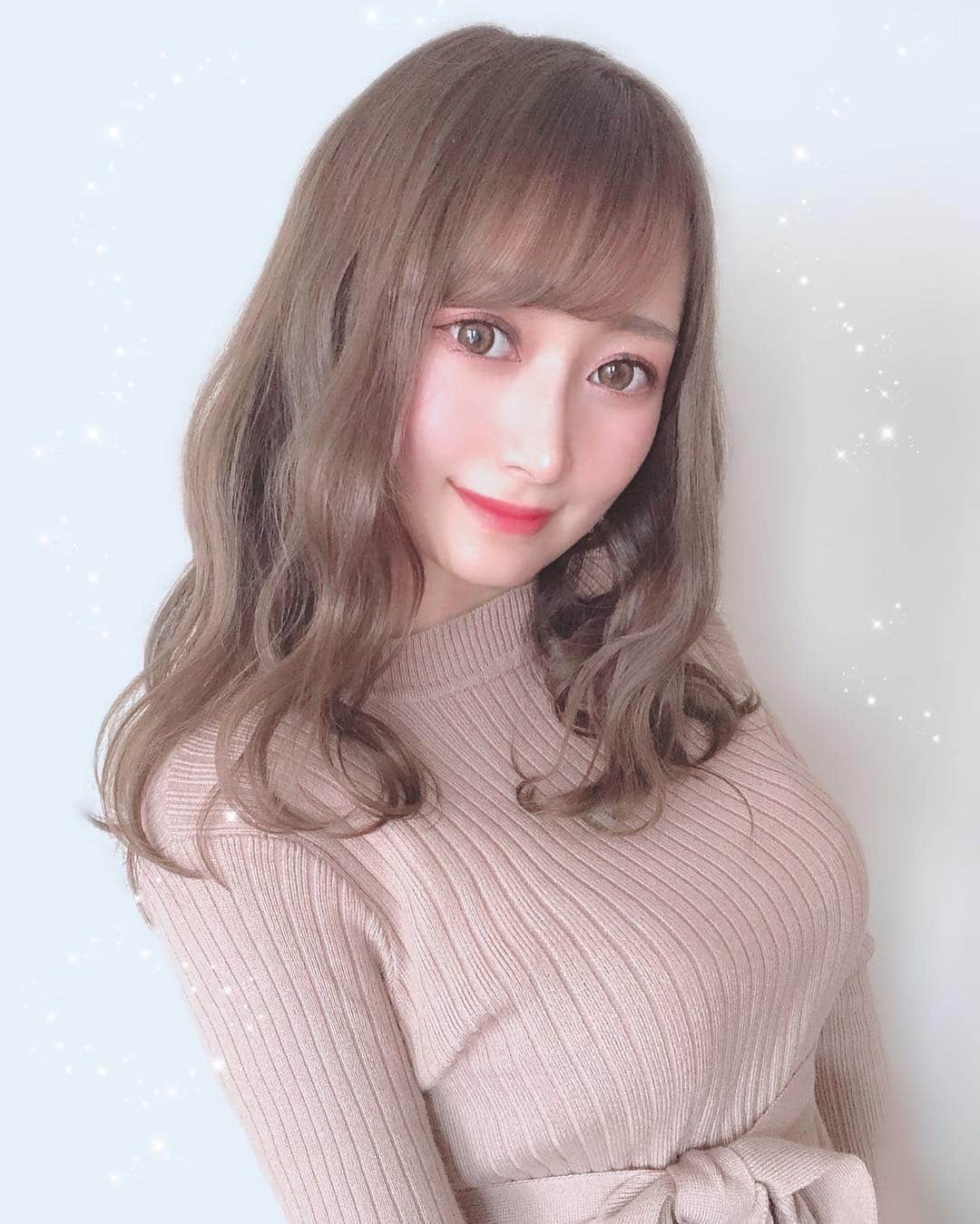 YU-RIのインスタグラム：「髪色めっちゃいい🥰 あとはキープできるかですね☺️ しゅんありがとー👏💓 ✂️ @shun_0824 ✂️ ・ ・ ・ #haircolor#newhair#portrait#model #ポートレート#サロン#艶感カラー#ふわふわ#波巻き#ヘアアレンジ#ベージュカラー#春メイク#涼感」