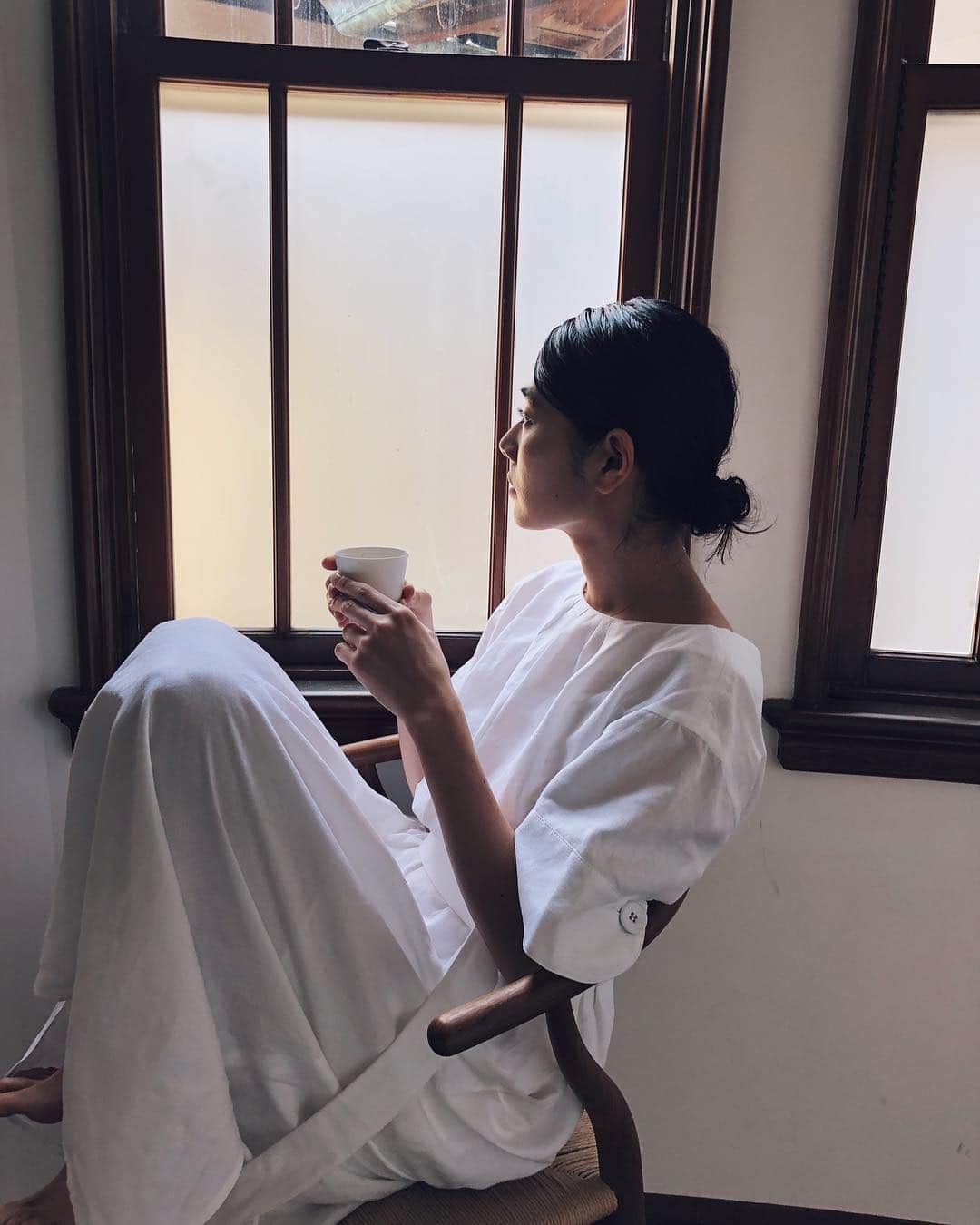 のインスタグラム：「Lighting creates drama 💭 . . #coffee #mood #light #shadows #daylight #portraitphotography #kyoto #kitchenroom #garden #kyotographie2019 #art」