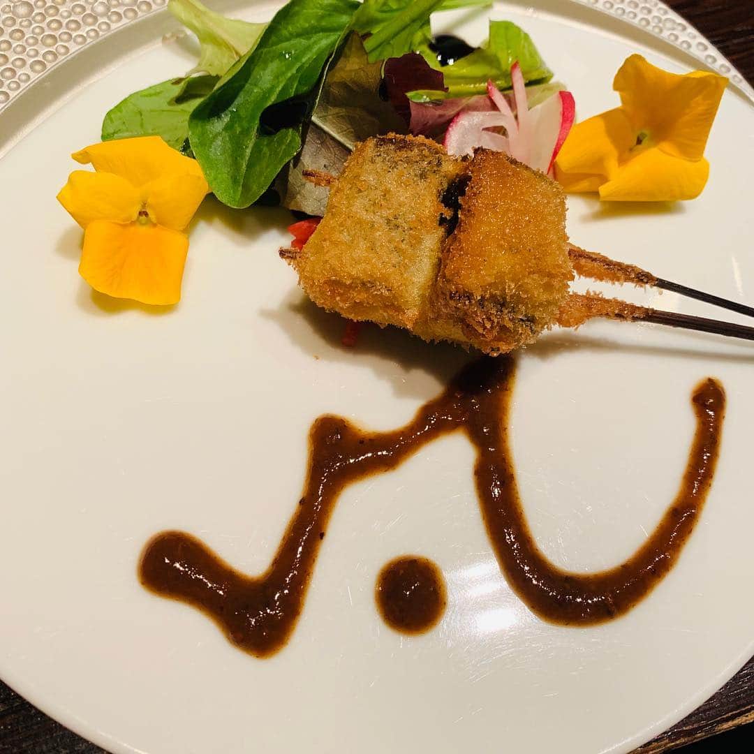 ますぶちさちよさんのインスタグラム写真 - (ますぶちさちよInstagram)「大阪で行った「串かつ凡」・・・・・・・・ 凡に行ったおかげで串カツが好きな食べ物ランキング5位に入るようになった🤤🤤🤤🤤🤤 お土産用のカツサンドも食べたすぎてその場で食べさせてもらったしフォアグラ串とウニキャビアのせの子持ち昆布が好きすぎて食べて泣いた #串かつ凡 #串カツ #北新地 #大阪 #フォアグラ #ウニ #キャビア」5月3日 13時29分 - sachiyomasubuchi___