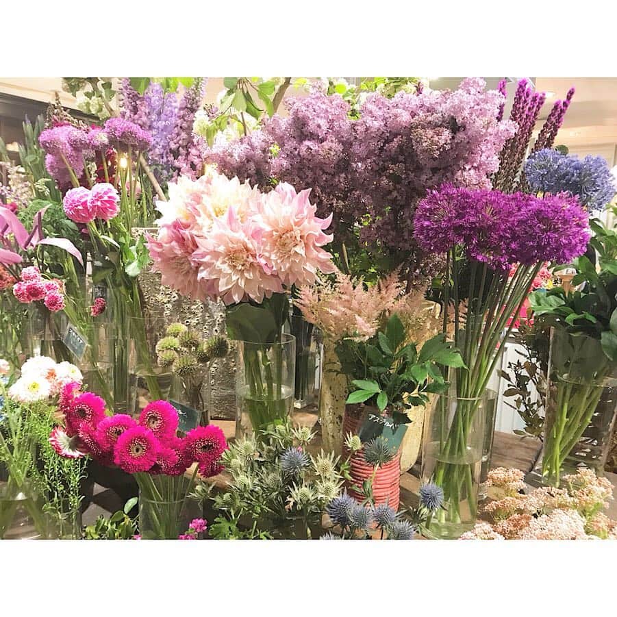 藤森香衣さんのインスタグラム写真 - (藤森香衣Instagram)「お花を買いに。  今日の目的地の沿線上で、信頼できるお花屋さんで浮かんだ、 「ゴトウフローリスト」。 ・ アレンジメントを作って貰ってる間も、 お花を見てるのが楽しすぎた💐  我ながら「好きなものに、しつこい」性格。  #Flower #florist #gotoflorist #roppongi #tokyo #flowerstagram  #ゴトウフローリスト #花 #お花屋さん #六本木 #良い香り #アレンジメント #芍薬 #シャクヤク #ギフト」5月3日 13時40分 - kaefujimori