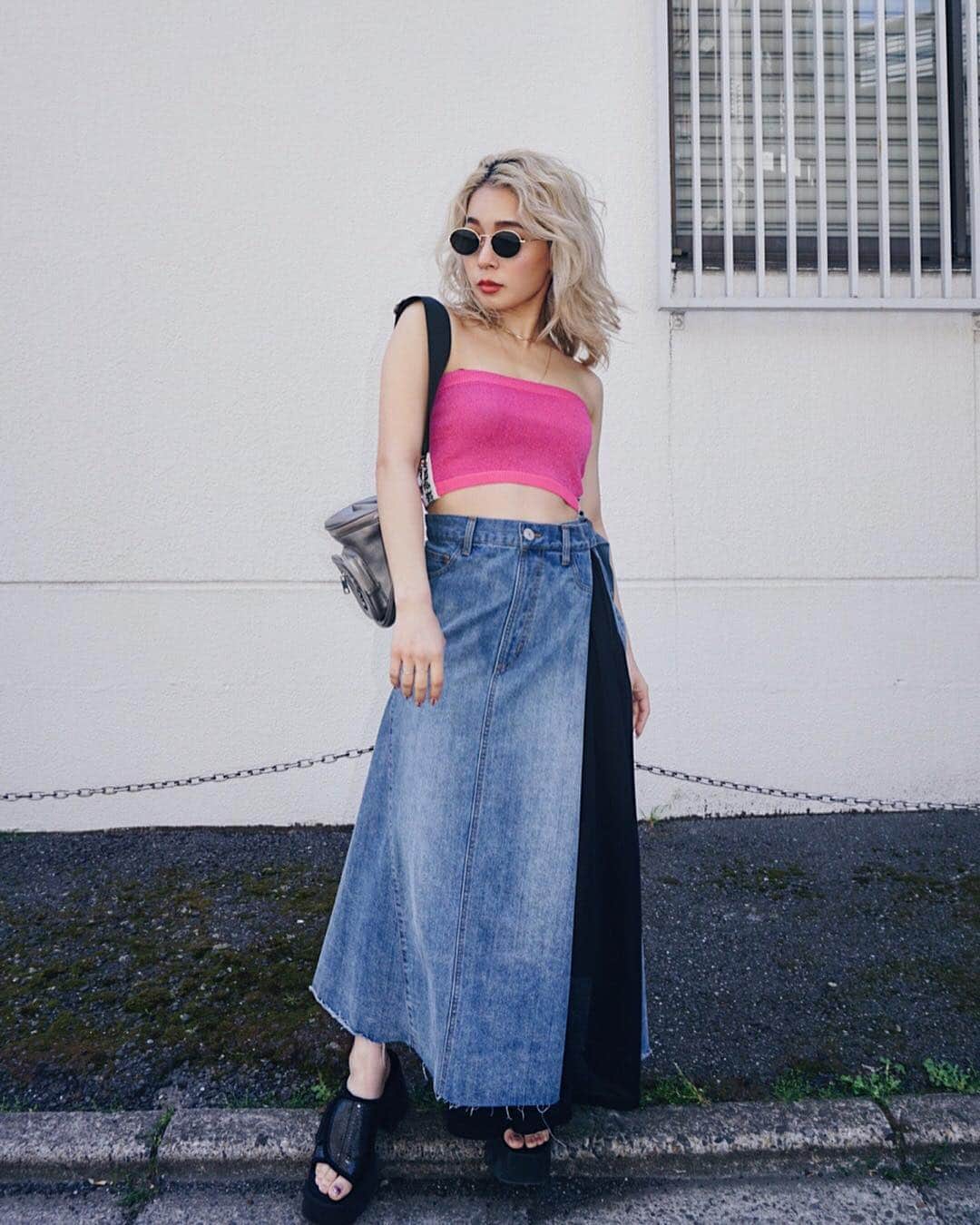 FIG&VIPERさんのインスタグラム写真 - (FIG&VIPERInstagram)「NEW💘 ✔️LOGO KNIT BARE TOP✨¥3,500 ✔️WRAP DENIM LONG SKIRT✨¥7,900+tax 新作たっくさん入荷しました♪ new topはサイドにロゴをデザインしたラメニットベア💘 渋谷109店では、再入荷したデニム💡SKと選べるTOPSのお得なSETフェアを実施中！！ #figandviper #new」5月3日 13時35分 - figandviper