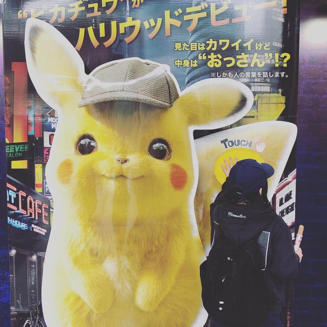 ひうらさとるのインスタグラム：「駆け込みで初日の「名探偵ピカチュウ」行ってきました！冒頭意外と暗くてどうしたものかと思いましたが、めくるめく映像のマジックで世界に引き込まれました。それにしてもピカチュウのフォルムは万国共通に可愛いんですよね…。 #名探偵ピカチュウ」