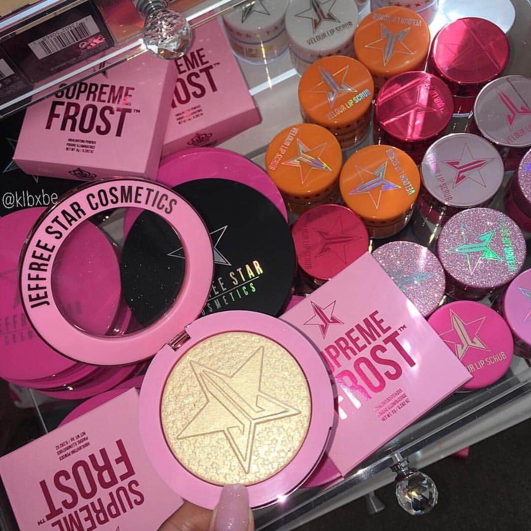 Jeffree Star Cosmeticsさんのインスタグラム写真 - (Jeffree Star CosmeticsInstagram)「MAKEUP ADDICT WHO?? 😝😝 If you have a true #makeupaddiction then your #JSCCollection is not complete without our #SupremeFrost highlighters ✨✨ This formula is a baked-gel hybrid that will have you glowing brighter than the cosmos 🤩 Photo by: @klbxbe  #jeffreestarcosmetics #highlighter #glow」5月3日 13時43分 - jeffreestarcosmetics