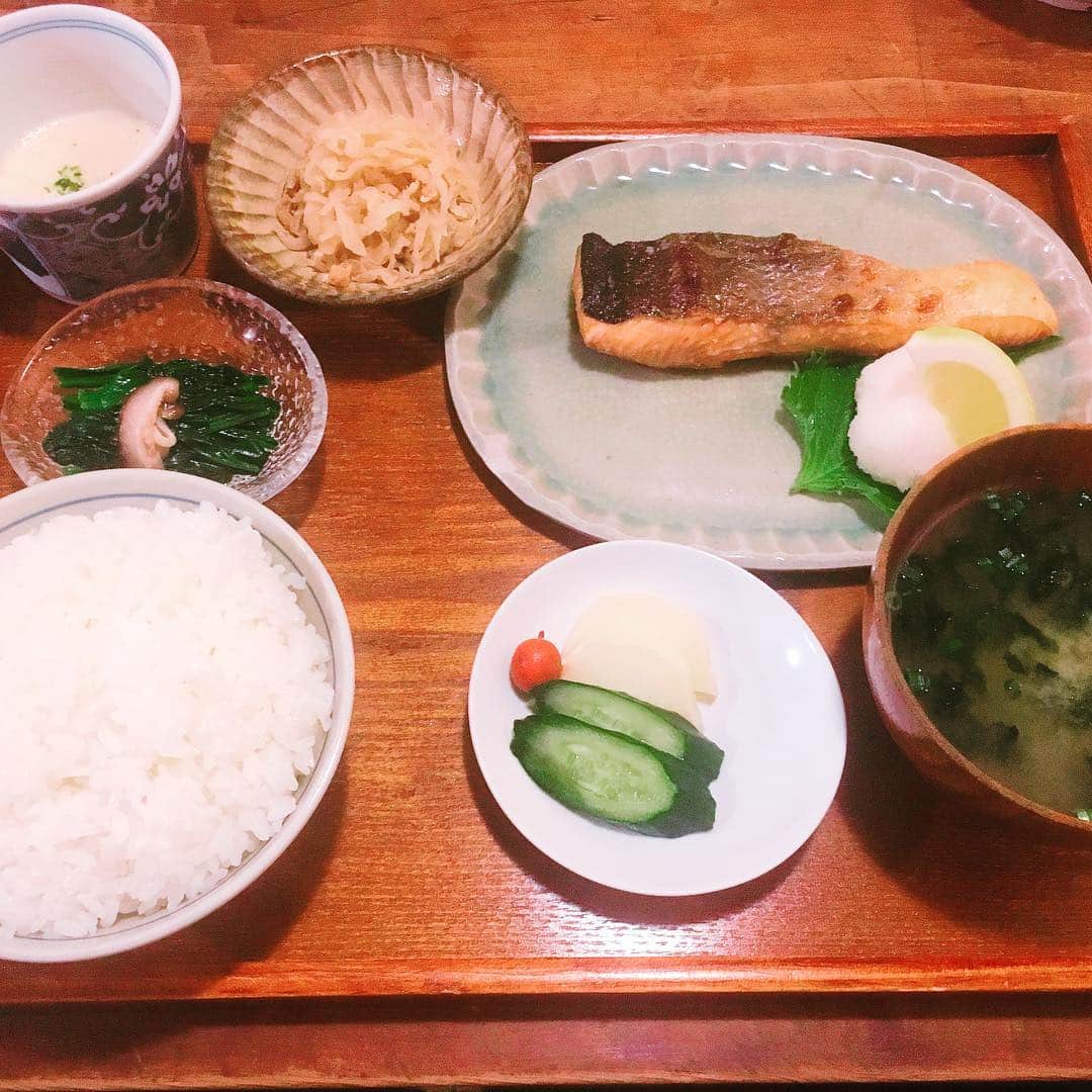 北見寛明のインスタグラム：「代田橋 #代田橋 #しゃけ小島  #上しゃけ定食  #鮭にこだわった店 #鮭という一つの個性を突き詰める店 #芸人としての自分の個性をもっと突き詰めようと食しながら感じた #真面目 #ひく #キモい #カッコいい」