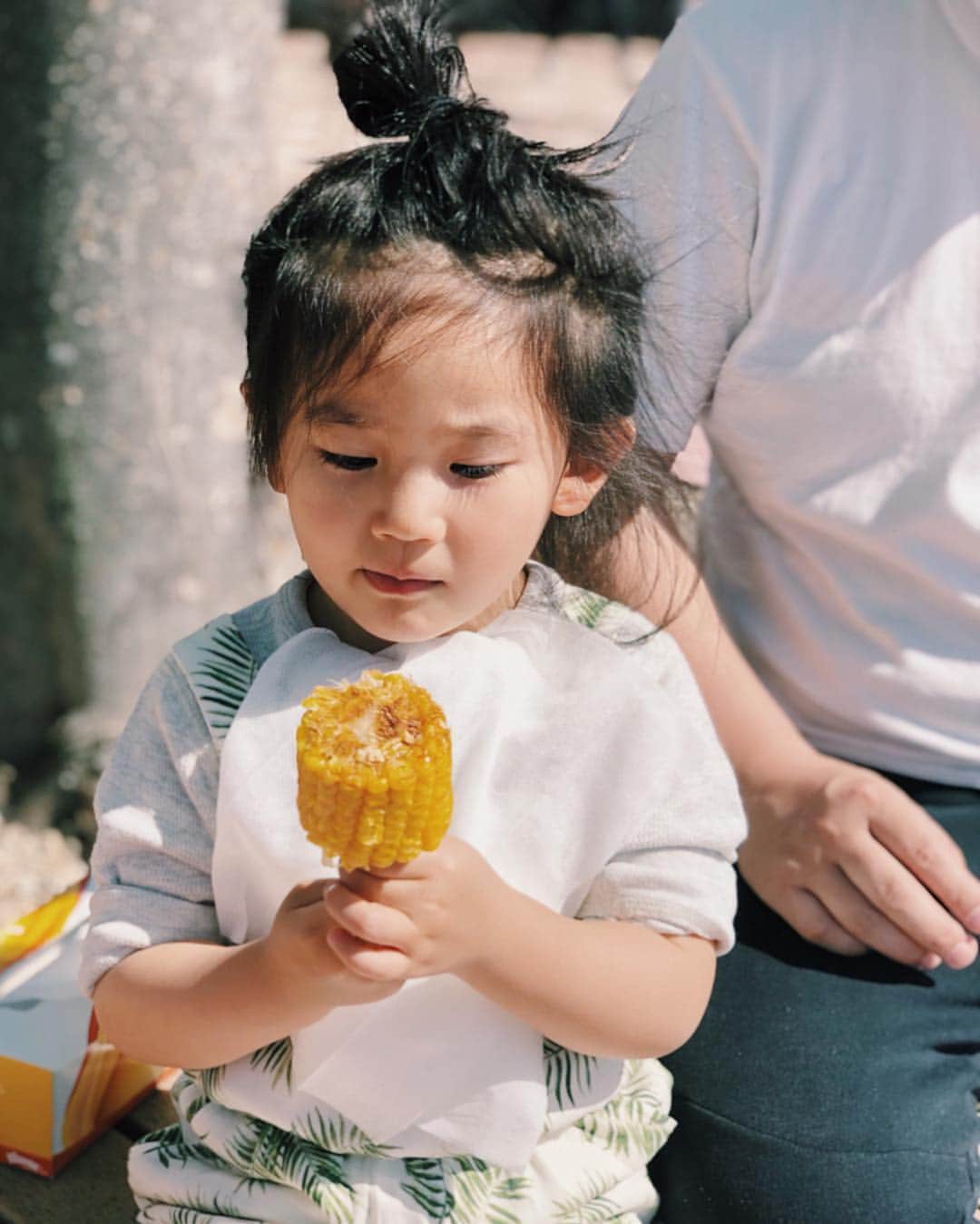 原田沙奈子さんのインスタグラム写真 - (原田沙奈子Instagram)「サービスエリアでウロウロしながら自分で選んだとっておきのものを食らう母と娘。 やたら大きいサイズのカルビ串とやたら長い味噌焼きおにぎり。←え、これ、きりたんぽよね？て思わずアマネに聞いちゃったパターン🙋‍♀️ アマネよ、母はやっぱりあなたの食べる姿が大好きです。」5月3日 13時50分 - sanakoharada
