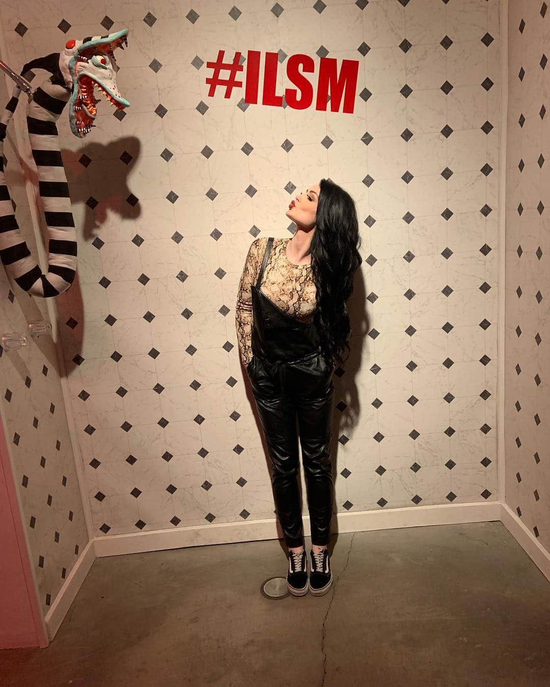 サラヤ・ジェイド・ベヴィスさんのインスタグラム写真 - (サラヤ・ジェイド・ベヴィスInstagram)「Thank you @ilikescarymoviesexperience @robyness for the incredible tour today. Highly recommend. Only open for another 7 weeks so go check it out! Fave rooms was Lost Boys and IT, go there while you can! 🔥」5月3日 13時52分 - saraya