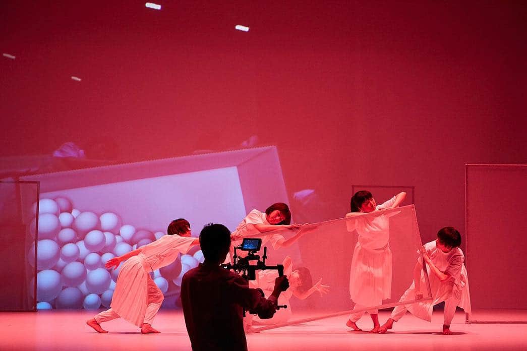 MIKIKOさんのインスタグラム写真 - (MIKIKOInstagram)「'discrete figures 2019' will get started soon! Rhizomatiks Research × ELEVENPLAY × Kyle McDonald 'discrete figures 2019' performance @nylivearts NYC on May 8-11 and @grayareaorg San Francisco on May17-18. Don't miss our performance and see you at the show! Read more about the schedule below: -- @nylivearts May 8-11 'discrete figures 2019' Performances *May 10: Artist talk: Daito Manabe (Rhizomatiks Research), MIKIKO (ELEVENPLAY) & Kyle McDonald @grayareaorg May 13-15: Machine Learning & Computer Vision Workshop by Kyle McDonald May 16: Artist Talk: Daito Manabe, MIKIKO & Kyle McDonald  May 17-18: 'discrete figures 2019' Performances -- photo by Tomoya」5月3日 13時53分 - mikiko_san