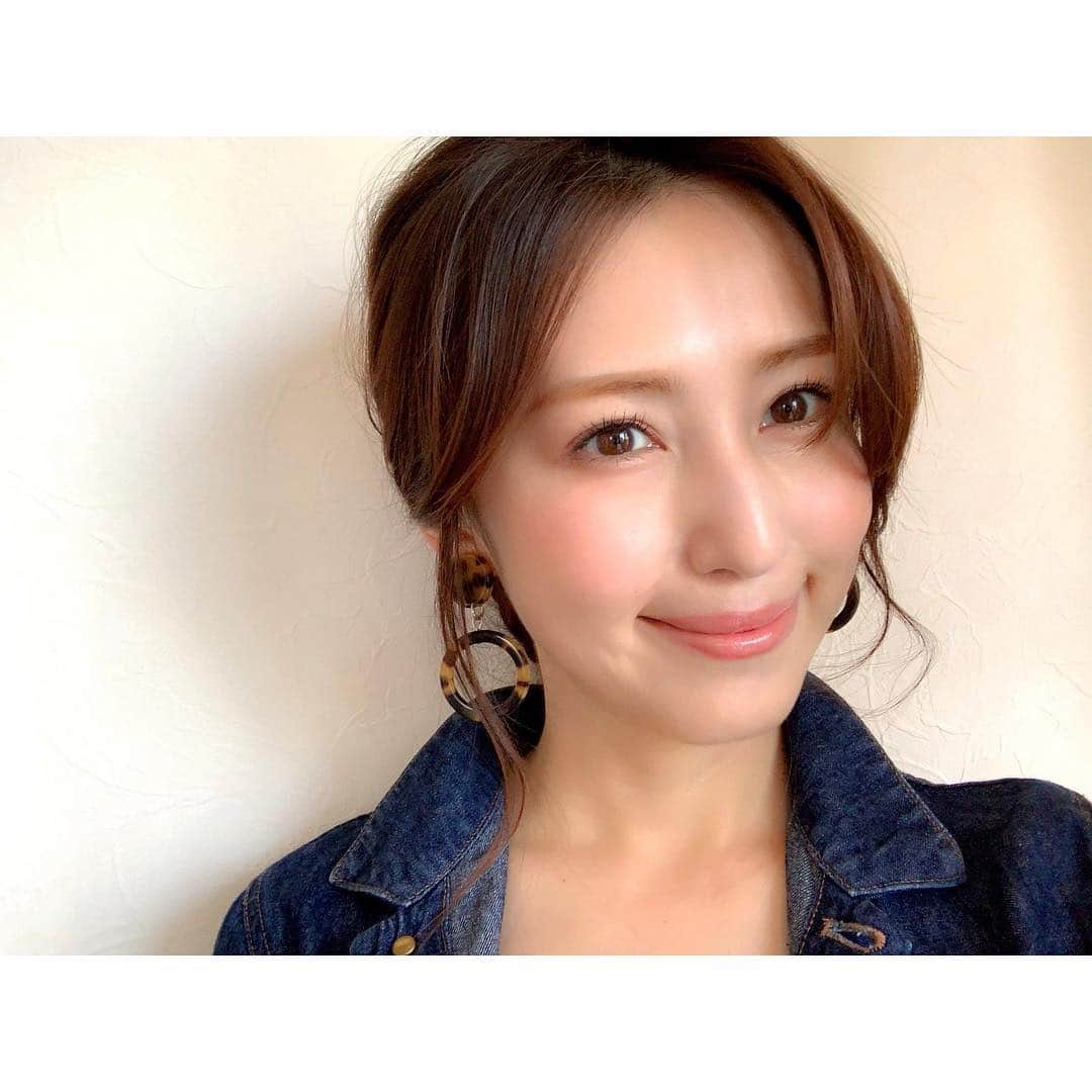 有村実樹さんのインスタグラム写真 - (有村実樹Instagram)「💄﻿ 昨日のヘアメイク🎵﻿ ﻿ インスタライブ時はダウンヘアでしたが、日中はまとめていました。﻿ ﻿ ﻿ デニムシャツでカジュアルなイメージなので、平行眉で上品&優しげな雰囲気にしましたよー✨﻿ ﻿ ﻿ 私はもともと濃いめの眉ですが、﻿ 眉カラー&パウダーアイブロウを使えばふんわり仕上がります。﻿ ﻿ ﻿ 眉メイクの動画も撮ったので、お楽しみにね😊﻿ ﻿ ﻿ #beauty #selfmake #メイク #美容 #セルフメイク #カジュアル #キレイめ #平行眉 #ふんわり眉」5月3日 14時05分 - arimura_miki