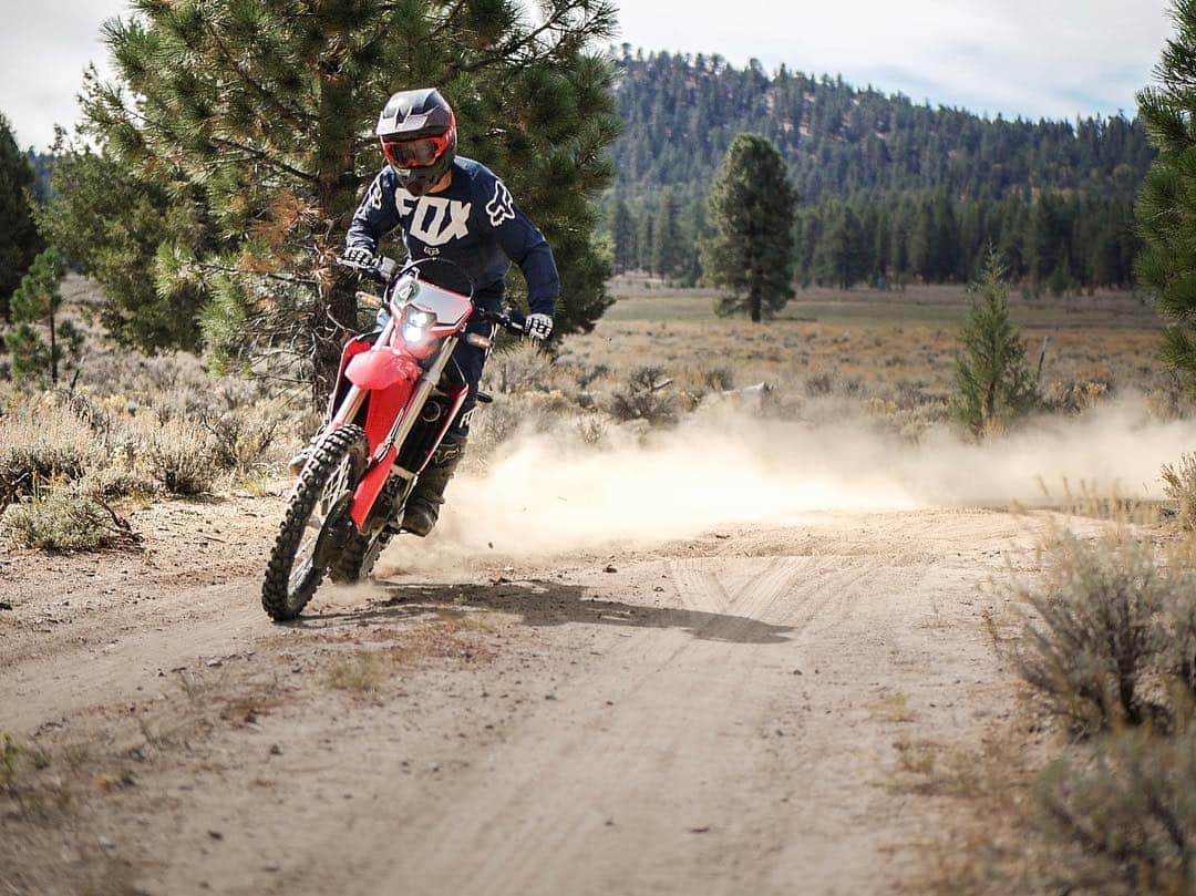 Honda Powersports USさんのインスタグラム写真 - (Honda Powersports USInstagram)「Ready for the weekend! Go on an adventure with the #CRF450L ☀️ #CRFPerformanceLine 📸: @endurolyfe」5月3日 14時03分 - honda_powersports_us