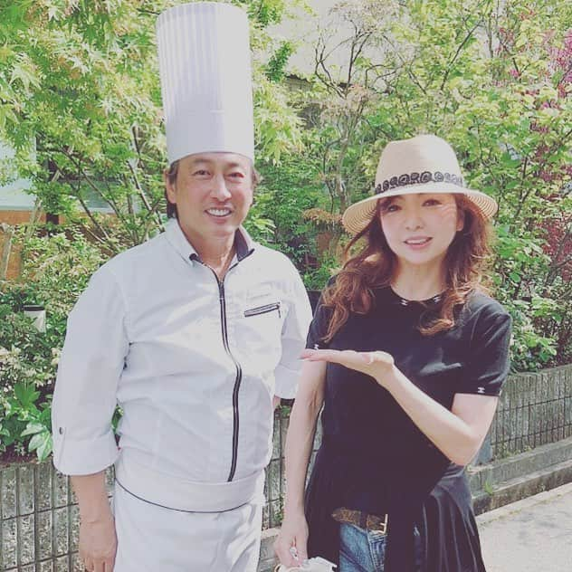 モモコさんのインスタグラム写真 - (モモコInstagram)「三田のエスコヤマに行って来ました！ 小山さん、いはりましたー。コヤマロール、ネットで、予約して行くと楽チンですよー💕  パンは、むちゃ並んだけどね！ 私は『オリーブを食べたイワシ君』（パンの名前です！笑）が1番好きです。  #ハイヒールモモコ #👠 #👠🍑 #CHANEL #シャネラー #グルメ #エスコヤマ #コヤマロール #小山進 #三田 #オリーブを食べたイワシ君」5月3日 14時09分 - highheel_momoko