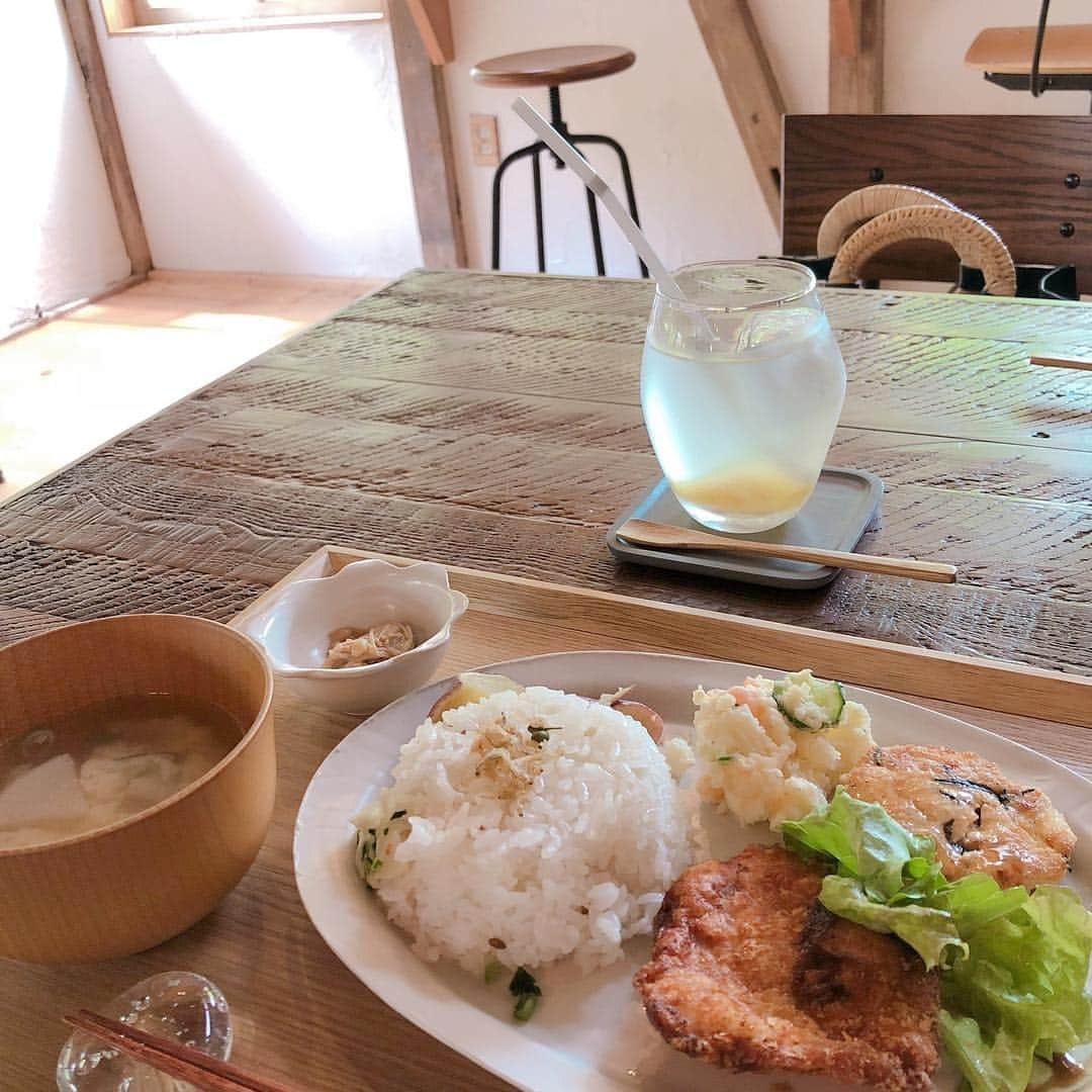 梅本理恵さんのインスタグラム写真 - (梅本理恵Instagram)「家族ランチ♡  ずっと気になっていたお店へ。 山道をぐるぐるして、ようやくたどり着いた、 そこは、大自然ー! なんて素敵なお店☺︎♡ ・ ・ シンプルな店内。 おいしいお料理。  こんな風にシンプルでナチュラルなお家に住みたい♡ ・ ・ ・ ・ #家族ランチ #山道ぐるぐる #京都 #京都ランチ #京都カフェ #基牛舎 #自然 #ナチュラル #息子も一緒に #美魔女#美魔女コンテスト #美魔女ファイナリスト #はんなり美魔女 #梅本理恵#アラフォー#アラフィフ#アラフィフコーデ #断捨離でみつけた #ジージャン #肩掛け#美容#美活#team美魔女9期生  #家族っていいな #ありがとう ☺︎」5月3日 14時16分 - rie___12ki