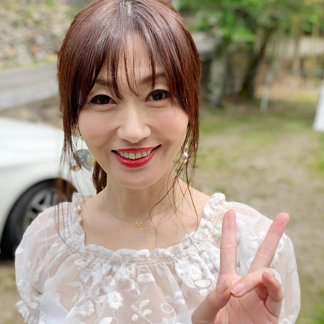 梅本理恵さんのインスタグラム写真 - (梅本理恵Instagram)「家族ランチ♡  ずっと気になっていたお店へ。 山道をぐるぐるして、ようやくたどり着いた、 そこは、大自然ー! なんて素敵なお店☺︎♡ ・ ・ シンプルな店内。 おいしいお料理。  こんな風にシンプルでナチュラルなお家に住みたい♡ ・ ・ ・ ・ #家族ランチ #山道ぐるぐる #京都 #京都ランチ #京都カフェ #基牛舎 #自然 #ナチュラル #息子も一緒に #美魔女#美魔女コンテスト #美魔女ファイナリスト #はんなり美魔女 #梅本理恵#アラフォー#アラフィフ#アラフィフコーデ #断捨離でみつけた #ジージャン #肩掛け#美容#美活#team美魔女9期生  #家族っていいな #ありがとう ☺︎」5月3日 14時16分 - rie___12ki