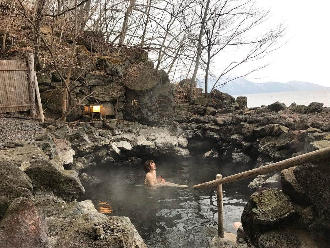 温泉はずきさんのインスタグラム写真 - (温泉はずきInstagram)「丸駒温泉 0098 #日本秘湯を守る会  のお宿 北海道の温泉 100年の歴史のあるこちらのお宿さんの天然露天風呂は、なんと！支笏湖と繋がっているのです。 岩場だけで仕切られていて、まるで支笏湖に浸かっているかのような気分を味わえます。 目の前に広がる支笏湖を眺めながら日の出を見るのも良し。まさに絶景露天風呂のお宿さんです。 こちらのホームページもよろしくお願いします！ http://onsen-hazuki.jp/onsen-report/  #onsenhotpools  #quelle  #thermalbad  #露天風呂  #混浴  #温泉  #入浴  #お風呂  #onsen  #温泉アイドル  #温泉タレント  #溫泉  #hotsprings  #asiansexy  #ฮอตสปริงส์  #온천  #混浴温泉  #bath  #bathroom  #shower  #onsen♨️ #portrait  #portraitphotography  #温泉女子  #bad  #spa  #混浴露天風呂  #nude  #japanonsen」5月3日 14時18分 - yumegurionsen