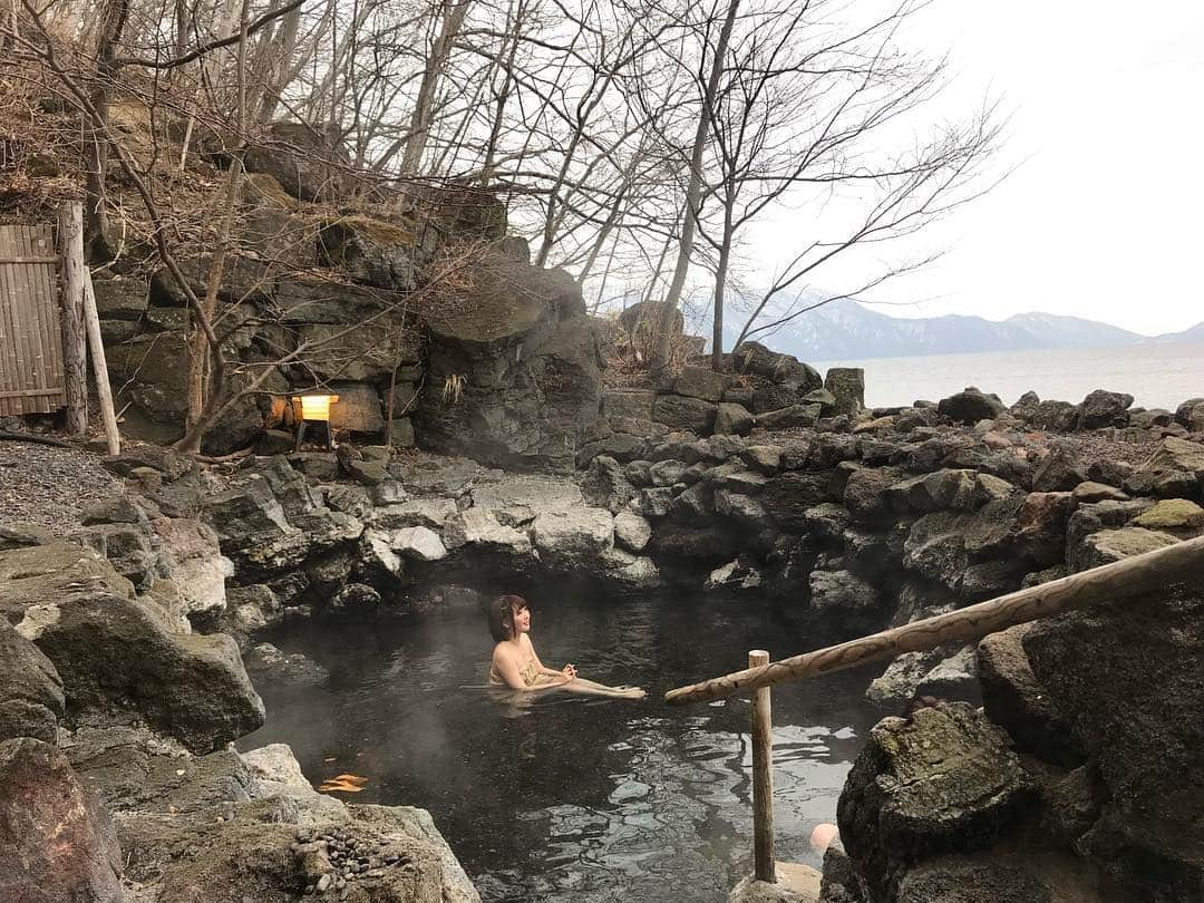 温泉はずきのインスタグラム：「丸駒温泉 0098 #日本秘湯を守る会  のお宿 北海道の温泉 100年の歴史のあるこちらのお宿さんの天然露天風呂は、なんと！支笏湖と繋がっているのです。 岩場だけで仕切られていて、まるで支笏湖に浸かっているかのような気分を味わえます。 目の前に広がる支笏湖を眺めながら日の出を見るのも良し。まさに絶景露天風呂のお宿さんです。 こちらのホームページもよろしくお願いします！ http://onsen-hazuki.jp/onsen-report/  #onsenhotpools  #quelle  #thermalbad  #露天風呂  #混浴  #温泉  #入浴  #お風呂  #onsen  #温泉アイドル  #温泉タレント  #溫泉  #hotsprings  #asiansexy  #ฮอตสปริงส์  #온천  #混浴温泉  #bath  #bathroom  #shower  #onsen♨️ #portrait  #portraitphotography  #温泉女子  #bad  #spa  #混浴露天風呂  #nude  #japanonsen」