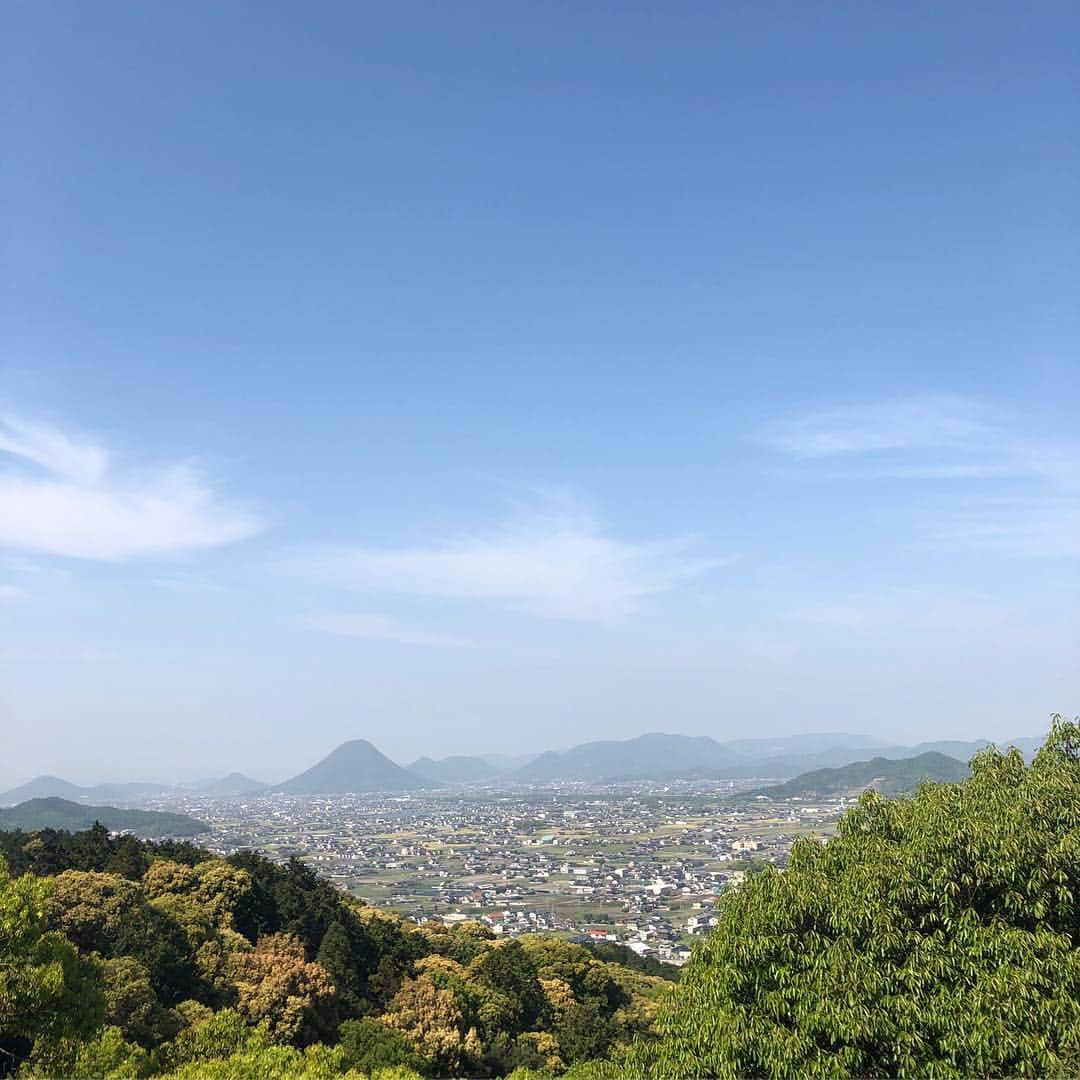 美甘子さんのインスタグラム写真 - (美甘子Instagram)「昨日は、妹夫婦と甥っ子と一緒に、香川県金毘羅さんへ行ってきました。小学生か中学生の時ぶりに石段を785段登りました。暑かったし疲れましたが景色も綺麗で御朱印もいただけ、新天皇即位の記帳もでき、良かったです。幸福の黄色いお守りも御利益ありそう。 #金毘羅さん #讃岐富士 #御朱印」5月3日 14時32分 - rekish_mikako