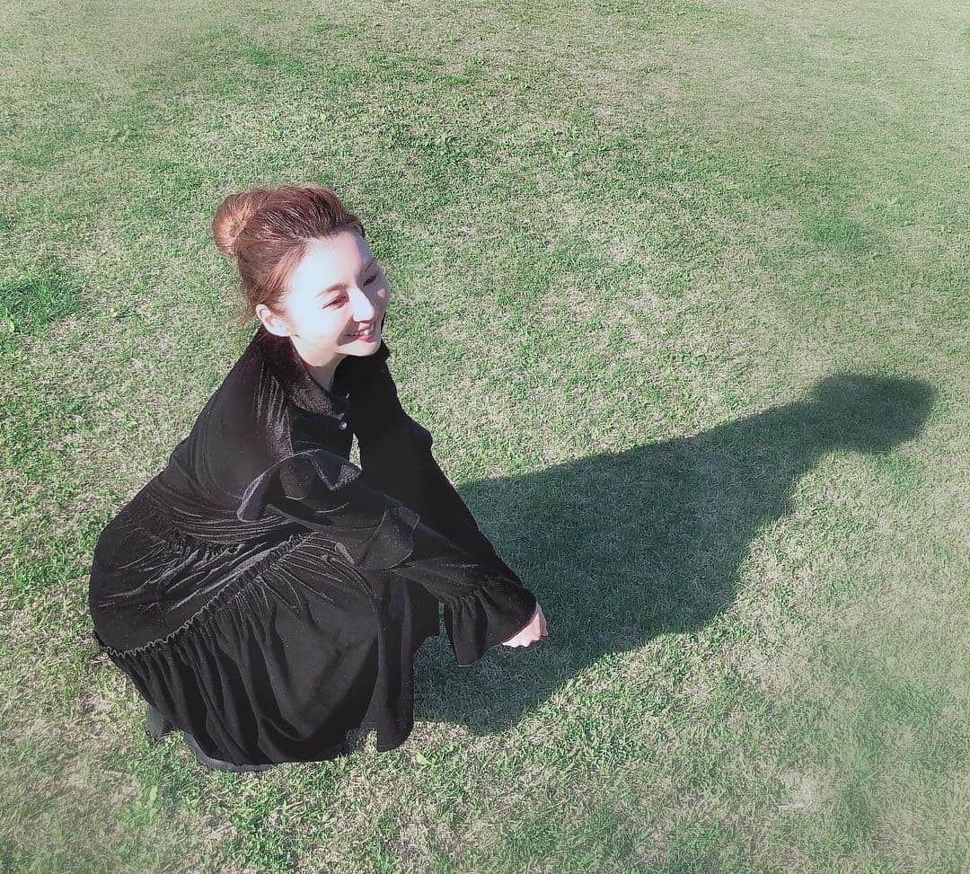 辰巳ゆいのインスタグラム：「昨日は、いいお天気でしたねー💕 軽井沢のアウトレットはすごい人でした💦 でも、満喫ー♪ 桜も咲いてた🌸 天気はいいけどまだ寒かったー💦 . 洋服は、＠beep_ss さんの♪ 胸元のパールボタンがかわいい❤️ . #ファッション #ワンピースじゃないよ笑 #beep_ss #軽井沢 #桜 #アウトレット #楽しかった #gw #pr」