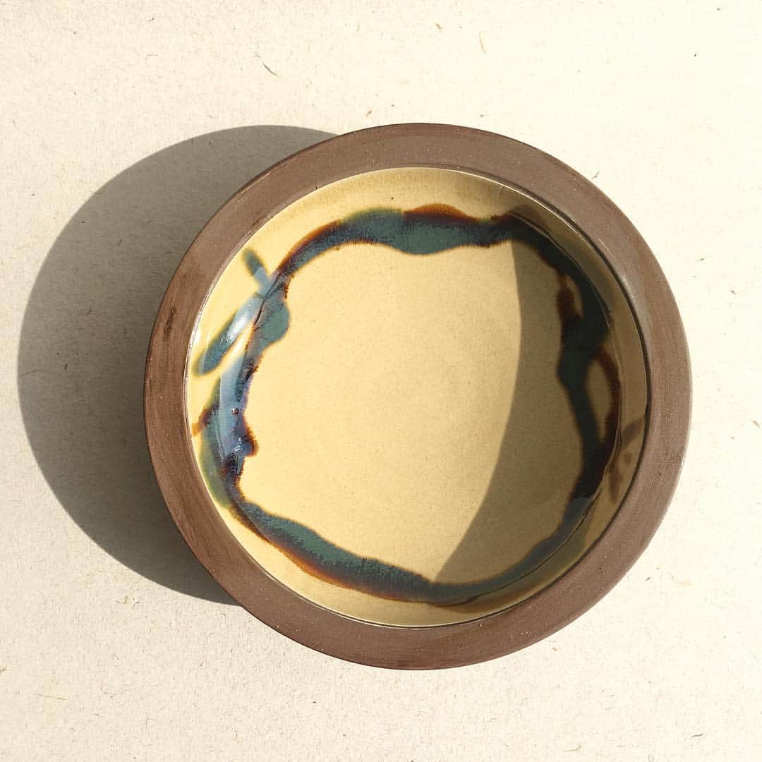 moyaisさんのインスタグラム写真 - (moyaisInstagram)「鹿児島・龍門司焼の縁付き皿です。龍門司独特の優しい白に、三彩が施されています。自然で力強く、堂々とした器。連休明けにオンラインショップに並びます。  #moyais #民藝の器moyais  #鹿児島 #姶良 #龍門司焼  #陶器 #器 #japan」5月3日 14時39分 - yaora.life