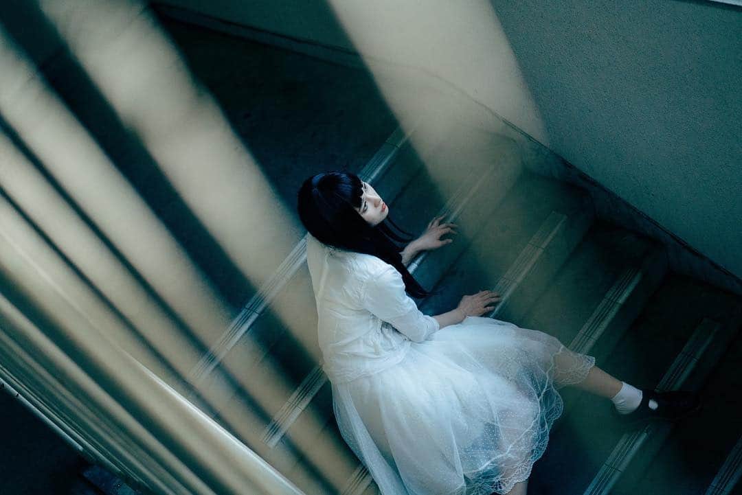 haraoのインスタグラム：「be caught . . . 階段が好き☺︎ . . . #sonya7riii #sonyalpha . #as_archive #indies_gram #hueart_life #good_portraits_world #ig_phos #indy_photolife #screen_archive #Rox_Captures #jp_mood #team_jp_ #IGersJP #RECO_ig #Lovers_Nippon_Portrait #art_of_japan_ #japan_daytime_view #daily_photo_jpn #bestjapanpics #tokyocameraclub #jp_portrait部 #透明 #エモい #ポートレート撮影 #光と影 #スクリーンに恋して #写真が好きな人と繋がりたい #被写体募集」