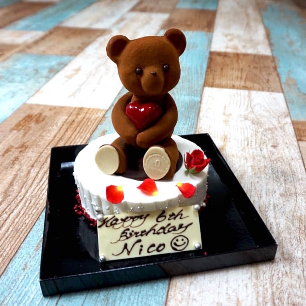 龍円愛梨さんのインスタグラム写真 - (龍円愛梨Instagram)「友だちがニコにケーキを届けてくれましたʕ•ᴥ•ʔ💓可愛い！！感動！くまさんも食べられるらしい。もったいなくて、食べられないー、けど食べる！  Nico is going to be 6 years old soon, and my best friend brought this cute and gorgeous 🎂 Amazing!!!」5月3日 14時44分 - airi_ryuen