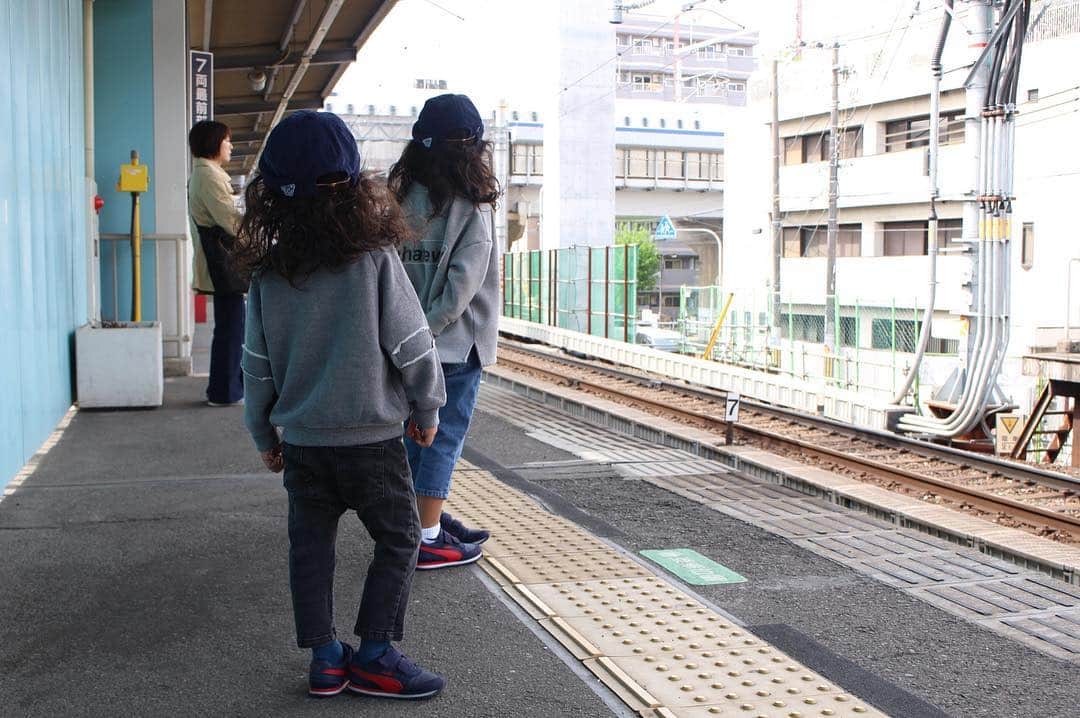 安藤沙耶香さんのインスタグラム写真 - (安藤沙耶香Instagram)「春休みは日本へ帰省。 久々の大阪と 親友の待つ広島へ とにもかくにも 電車に乗りまくった旅でした 普段はあまり乗り物に興味がない次男も 日本の電車は好きみたい 小さい頃から電車大好きな長男は 最前列か最後尾をガッツリキープ それはそれは興奮しておりました もう少し大きくなったら 電車の魅力を語ってもらおう まだまだ母には魅力わからず😂 #春休み #日本帰省 #鉄道オタク  #電車愛復活」5月3日 14時44分 - sayaka_nala