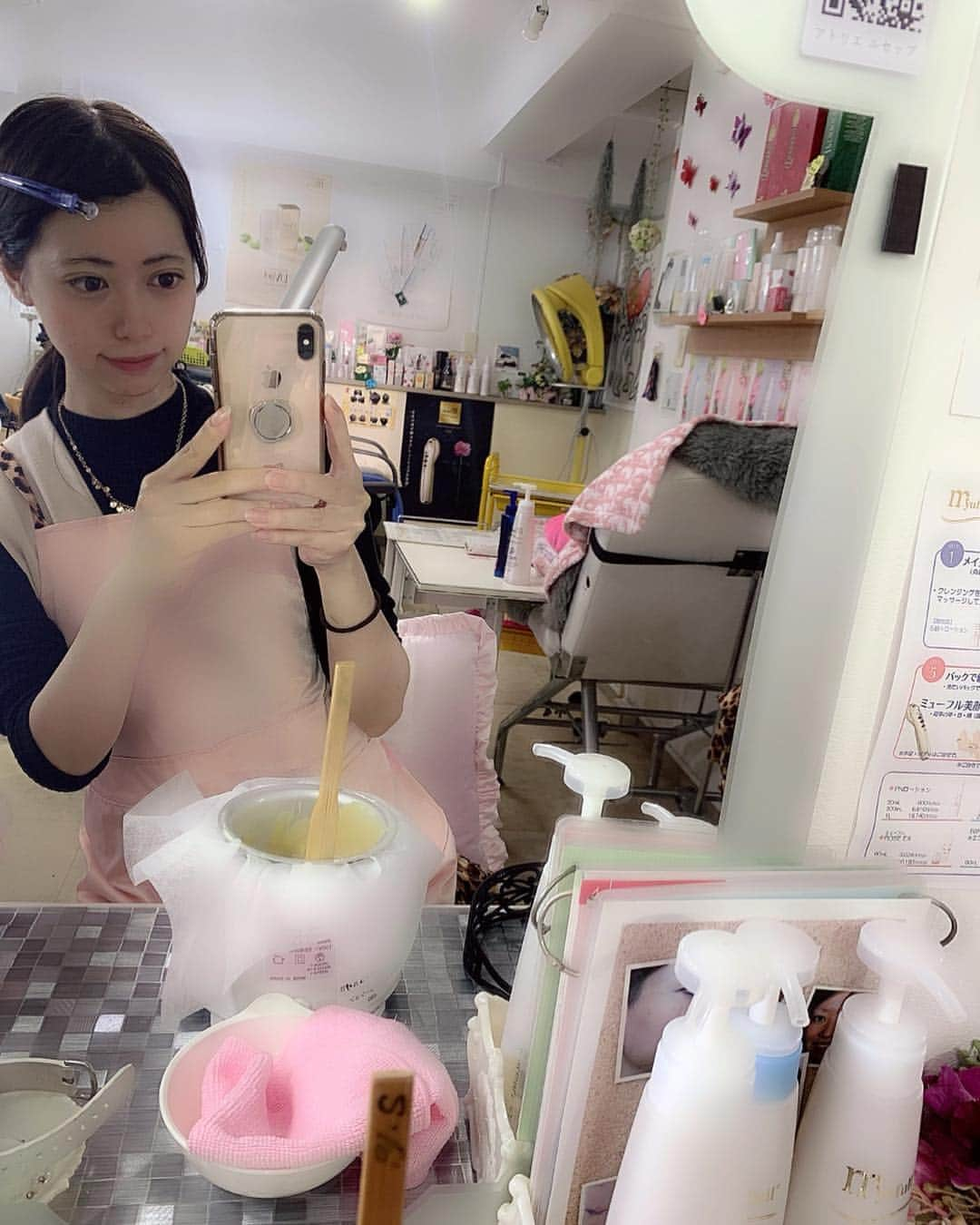 安森彩那さんのインスタグラム写真 - (安森彩那Instagram)「アトリエ‪LE・CEP‬いってきたよ( ⸝⸝⸝⁼̴́⌄⁼̴̀⸝⸝⸝) ※ゆい @yuiyuihanamaru とも先日一緒に行って、箱入娘の撮影会出会った時、クレンジング、ローション、パックのライン使いしてるだけあって、肌に透明感とツヤが出てて、何より笑顔がたくさんみれて私も教えてよかったとニコハピルンティな気持ちになりました♥ ・ 肌本来の力を生かす4つの条件 #ノンケミカル 肌を健やかに保つ #ノンオイル 自然な皮脂の分泌を保つ #ノンアルコール 肌本来の保湿力を守る #弱酸性 水分、油分のバランスを保つ ・ アトリエルセップは、東京都渋谷区、恵比寿駅徒歩２分、マンションの一室で完全予約制で営業している 癒しのプライベート空間♥ ① 肌質ケア 天然由来のスキンケアアイテムで正しくお手入れ ②毛穴ケア バイオウォーミーパックの5つの働き ・産毛の脱毛 ・皮脂を温めて毛穴の汚れを取る・6肌環境を整える・古い角質を除去 ・温熱による活性 ③ハリ・引き締めケア 特殊パルス・EMS美容液でのトリートメント ④ポジティブケア 肌の状態をよく理解して、ポジティブにお手入れ この4つの工程を体験できて初回3888円❣️ ・ (動画参照) 施術後、肌のキメ細かさ、ハリ、ワントーンアップをすぐに実感できますよ♥ 何より毛穴が引き締まってる！ - でもまずはパッチテストが必要みたいで、パッチテストだけのために行くのもな～って方のためにジェルエステ体験ができてパッチテストをする方法があるみたいです✨ ジェルエステ→美顔器までの体験が¥3240円❣️ このジェルエステもかなりいい!!!ローション購入して自宅セルフエステもできるから肌の調子もよくニキビもできにくくなった！ 美容液も使って、ニキビ跡も薄くなってきたよ。 今回クレンジングもGETしました♥ ※偽物が出回ってるみたいなので、サロンか公式で購入する事を強くオススメします⚠️ ・ ✔ 肌のキメが気になる方 ✔乾燥が気になる方 ✔毛穴の汚れ・黒ずみが気になる方 ✔くすみのない透明感のあるお肌を目指す方 ・ 老若男女問わず一つでも当てはまる方は是非一度体験してみてほしいです⭐️すぐに良さが実感できますよ♥ ※勧誘など一切ないです もっと詳しく知りたい方は、DMお待ちしてます♥  陽子さんありがとうございます♥ お問い合わせ・完全予約制 0354204470 (安森のSNSをみた！と伝えて頂ければスムーズです) ✔目指せ！美人すっぴん肌!!! ・ #エステ #サロン #美肌  #美容 #健康  #健康肌 #スキンケア #pn #ローション い#すっぴん #美容液 #ems #美意識 #美意識高い人と繋がりたい #美顔器 #美白 #小顔 #japan #tokyo #東京 #恵比寿 #高い化粧品をつければいいってものじゃない」5月3日 14時50分 - ayana.y_official