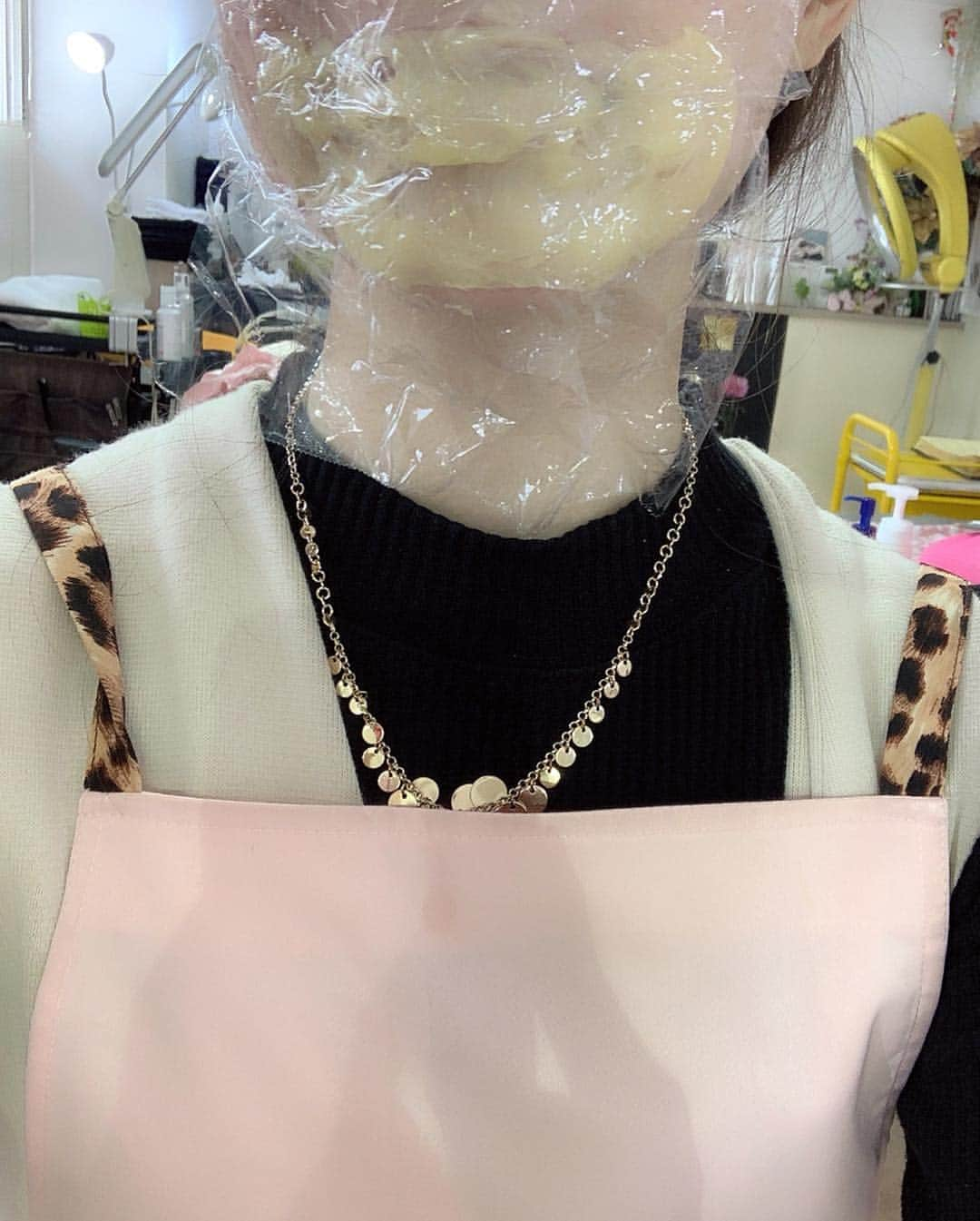 安森彩那さんのインスタグラム写真 - (安森彩那Instagram)「アトリエ‪LE・CEP‬いってきたよ( ⸝⸝⸝⁼̴́⌄⁼̴̀⸝⸝⸝) ※ゆい @yuiyuihanamaru とも先日一緒に行って、箱入娘の撮影会出会った時、クレンジング、ローション、パックのライン使いしてるだけあって、肌に透明感とツヤが出てて、何より笑顔がたくさんみれて私も教えてよかったとニコハピルンティな気持ちになりました♥ ・ 肌本来の力を生かす4つの条件 #ノンケミカル 肌を健やかに保つ #ノンオイル 自然な皮脂の分泌を保つ #ノンアルコール 肌本来の保湿力を守る #弱酸性 水分、油分のバランスを保つ ・ アトリエルセップは、東京都渋谷区、恵比寿駅徒歩２分、マンションの一室で完全予約制で営業している 癒しのプライベート空間♥ ① 肌質ケア 天然由来のスキンケアアイテムで正しくお手入れ ②毛穴ケア バイオウォーミーパックの5つの働き ・産毛の脱毛 ・皮脂を温めて毛穴の汚れを取る・6肌環境を整える・古い角質を除去 ・温熱による活性 ③ハリ・引き締めケア 特殊パルス・EMS美容液でのトリートメント ④ポジティブケア 肌の状態をよく理解して、ポジティブにお手入れ この4つの工程を体験できて初回3888円❣️ ・ (動画参照) 施術後、肌のキメ細かさ、ハリ、ワントーンアップをすぐに実感できますよ♥ 何より毛穴が引き締まってる！ - でもまずはパッチテストが必要みたいで、パッチテストだけのために行くのもな～って方のためにジェルエステ体験ができてパッチテストをする方法があるみたいです✨ ジェルエステ→美顔器までの体験が¥3240円❣️ このジェルエステもかなりいい!!!ローション購入して自宅セルフエステもできるから肌の調子もよくニキビもできにくくなった！ 美容液も使って、ニキビ跡も薄くなってきたよ。 今回クレンジングもGETしました♥ ※偽物が出回ってるみたいなので、サロンか公式で購入する事を強くオススメします⚠️ ・ ✔ 肌のキメが気になる方 ✔乾燥が気になる方 ✔毛穴の汚れ・黒ずみが気になる方 ✔くすみのない透明感のあるお肌を目指す方 ・ 老若男女問わず一つでも当てはまる方は是非一度体験してみてほしいです⭐️すぐに良さが実感できますよ♥ ※勧誘など一切ないです もっと詳しく知りたい方は、DMお待ちしてます♥  陽子さんありがとうございます♥ お問い合わせ・完全予約制 0354204470 (安森のSNSをみた！と伝えて頂ければスムーズです) ✔目指せ！美人すっぴん肌!!! ・ #エステ #サロン #美肌  #美容 #健康  #健康肌 #スキンケア #pn #ローション い#すっぴん #美容液 #ems #美意識 #美意識高い人と繋がりたい #美顔器 #美白 #小顔 #japan #tokyo #東京 #恵比寿 #高い化粧品をつければいいってものじゃない」5月3日 14時50分 - ayana.y_official