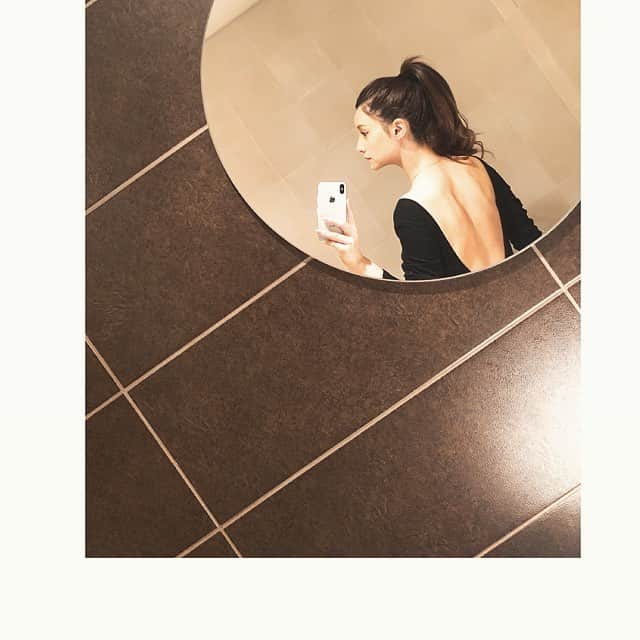 ダレノガレ明美さんのインスタグラム写真 - (ダレノガレ明美Instagram)「すごく暖かいから背中空いた服を… レオタードみたいで好き☺️」5月3日 14時59分 - darenogare.akemi