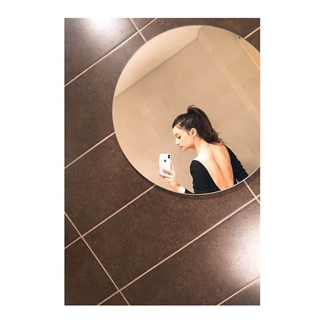 ダレノガレ明美さんのインスタグラム写真 - (ダレノガレ明美Instagram)「すごく暖かいから背中空いた服を… レオタードみたいで好き☺️」5月3日 14時59分 - darenogare.akemi