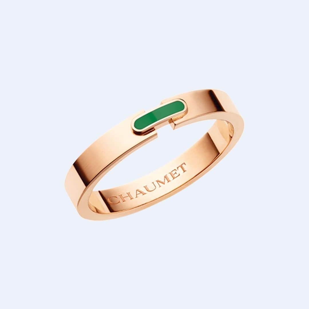 Chaumetさんのインスタグラム写真 - (ChaumetInstagram)「We have enriched our iconic Liens Évidence collection with new models. Complementing the rose gold, this ring with green ceramic lacquer adds that extra touch of colour. #Chaumet #GraceandCharacter #LiensEvidence #ChaumetLiens #StoriesofLiens」5月3日 15時00分 - chaumetofficial