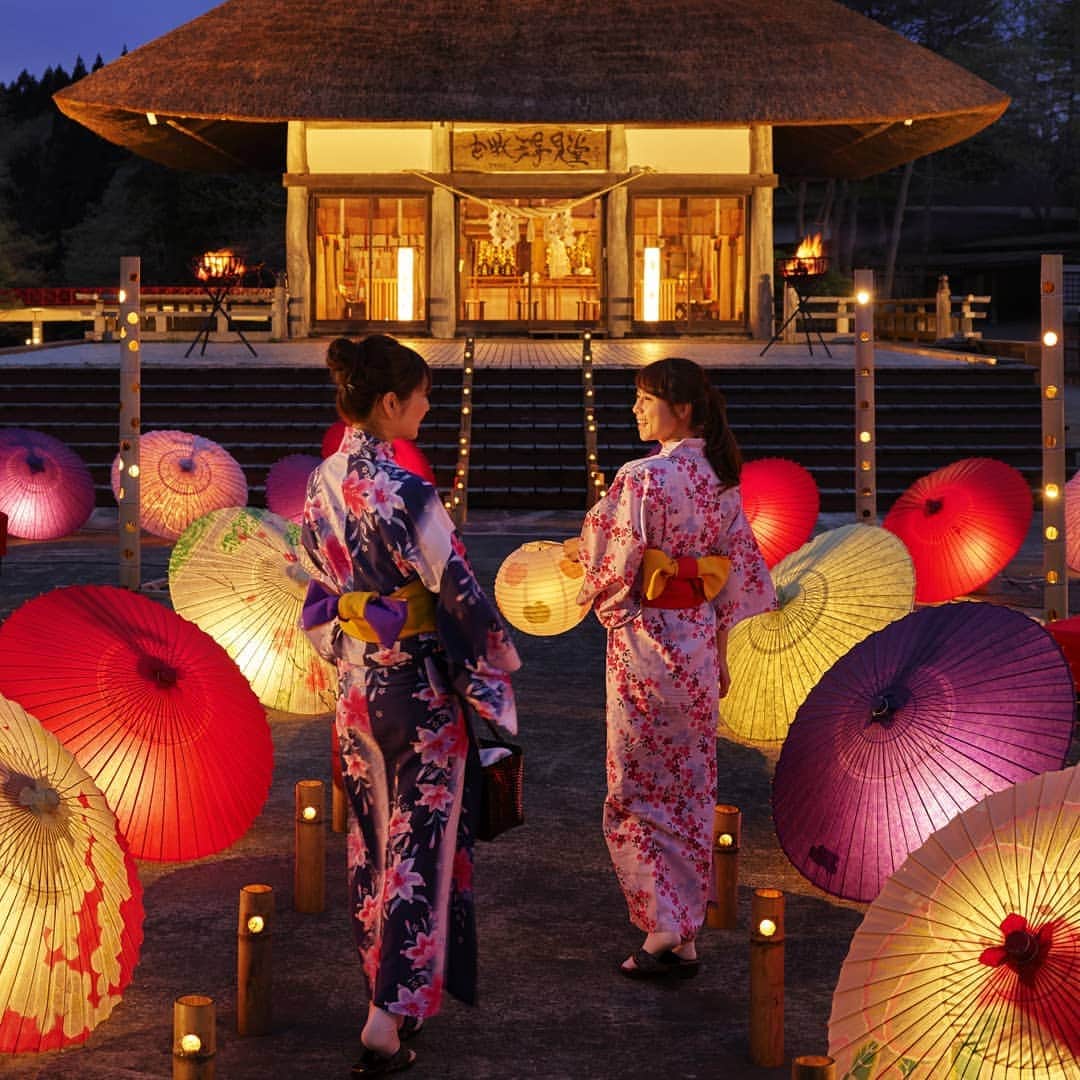 のインスタグラム：「青森の伝統工芸品を用いた和のイルミネーションに包まれる、春の公園散策  These traditionally-crafted Japanese lanterns illuminate the beautiful scenery of spring nights in Aomori.  #星野リゾート #青森屋 #イルミネーション #HoshinoResorts #Aomoriya #lanterns #spring #Aomori」