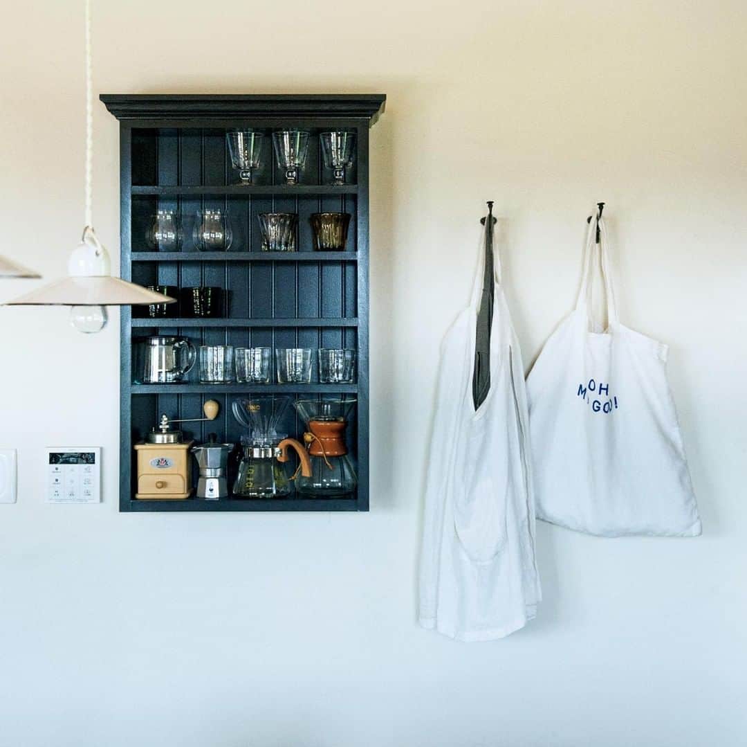 ブルータスさんのインスタグラム写真 - (ブルータスInstagram)「【居住空間学2019 ★発売中】「必要最低限の家をつくりたかった」と語る松井慎一さんの家。キッチン脇には、コーヒー道具を収める棚と収納代わりにバッグを掛けるフック。小さい家には有効な「壁に掛ける」という収納方法。  #brutus #キッチン収納 #小さな家 #キッチンインテリア」5月3日 15時00分 - brutusmag