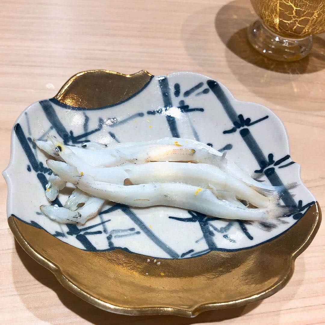 山田優依さんのインスタグラム写真 - (山田優依Instagram)「Sushi Kosuke . 予約困難になりつつあり、お鮨ずきの友人が 紹介してくださった横浜にある 広典 . つまみ、握りはもちろんのこと 素敵な器に魅了されました😌 . #Japan #Kanagawa #Washoku #Sushi #Japanesefood #foodtraveller」5月3日 15時02分 - yui_gourmetwalker