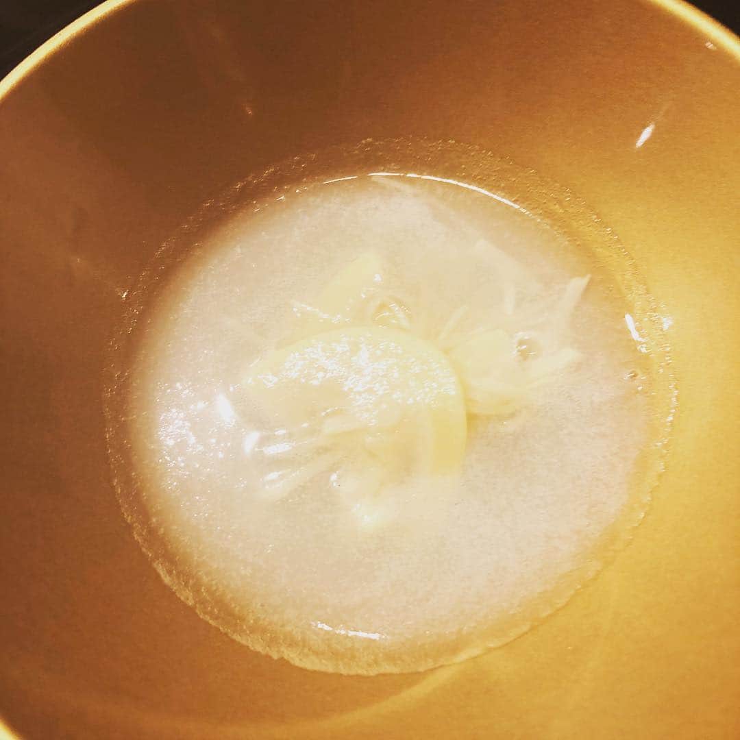 ひうらさとるのインスタグラム：「昨日はよっしーと娘３人でご飯しよーと言ってたらなかなか店が見つからず、ゆこりんと素敵女史たちが飲んでるところにお邪魔させてもらって楽しい会でした。 鳥取出身の大将が出して下さる馴染みがある素材だけど洗練されたお料理、美味しゅうございました❤︎ すっぽんの生き血をぐびぐび飲み、穴場美容について語るパワーディナーやったわ…。 また混ぜてくださいー！ #さん昇」