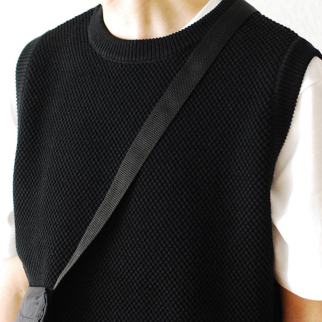 wonder_mountain_irieさんのインスタグラム写真 - (wonder_mountain_irieInstagram)「_ crepuscule / クレプスキュール “moss stitch vest” ￥15,120- _ 〈online store / @digital_mountain〉 http://www.digital-mountain.net/shopdetail/000000009613/ _ 【オンラインストア#DigitalMountain へのご注文】 *24時間受付 *15時までのご注文で即日発送 *1万円以上ご購入で送料無料 tel：084-973-8204 _ We can send your order overseas. Accepted payment method is by PayPal or credit card only. (AMEX is not accepted)  Ordering procedure details can be found here. >>http://www.digital-mountain.net/html/page56.html _ 本店：#WonderMountain  blog>> http://wm.digital-mountain.info/blog/20190425/ _ #crepuscule #クレプスキュール  cap→ #FUTUR ￥7,344- tee→ #digawel ￥11,880- bag→ #engineerdgarments ￥10,800- belt→ #fcetools ￥9,180- pants→ #digawel ￥30,240- _ 〒720-0044  広島県福山市笠岡町4-18 JR 「#福山駅」より徒歩10分 (12:00 - 19:00 水曜定休) #ワンダーマウンテン #japan #hiroshima #福山 #福山市 #尾道 #倉敷 #鞆の浦 近く _ 系列店：@hacbywondermountain _」5月3日 15時17分 - wonder_mountain_