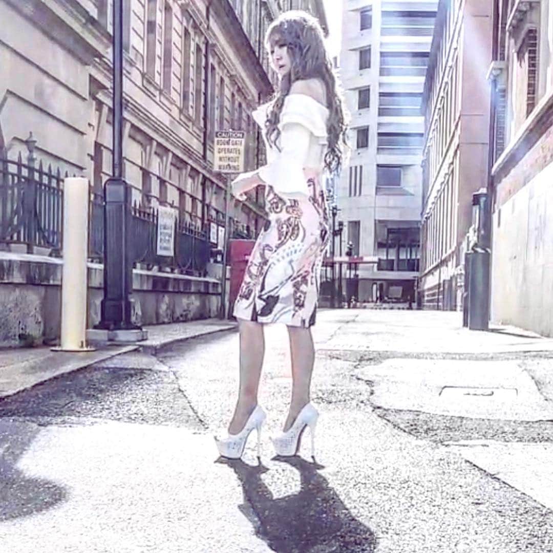 清水彩子のインスタグラム：「sugar in オーストラリア🇦🇺 初めて来たブリスベン 素敵な街でした💕 さくりなちゃん可愛い💕  #brisbane #ブリスベン #オーストラリア#🇦🇺 #撮影#ドレス#jewels @jewels_dress_official」