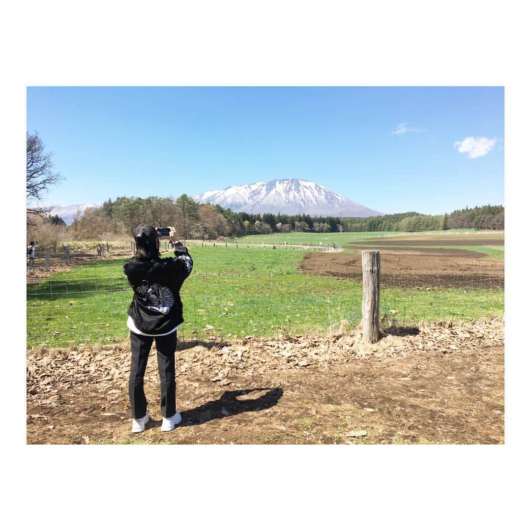 加村真美のインスタグラム：「奥に見えますのが岩手山です。  #うざい動画 #スローだとうざさ全開 #嫌いにならないでねー #岩手楽しい #家族日和 #instagram」