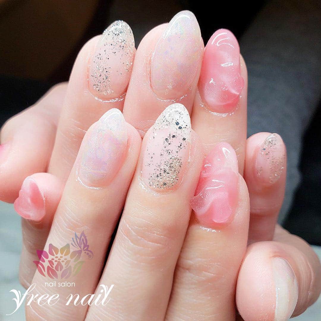 free nail フリーネイルのインスタグラム：「. お客様ネイル💅🏻🌷✨ . ピンク天然石ネイル💗✨ . 夢可愛い透明感🦄💠✨ . ご来店ありがとうございました🙇🏻‍♀️🙇🏻‍♀️🙇🏻‍♀️💗 . #ネイル #フリーネイル #ネイルアート #ジェルネイル #ネイルサロン #大阪ネイルサロン #ネイルデザイン #ネイルチェンジ #天然石ネイル #ホログラムネイル #ラメネイル #ピンクネイル #オーロラネイル #クリアネイル #デザインネイル #トレンドネイル #ガーリーネイル #ゆめかわいいネイル #初夏ネイル #夏ネイル #美甲 #日式美甲 #summernails #nailsart #nailsalon #nailsdid #newnails #newnail #freenail」