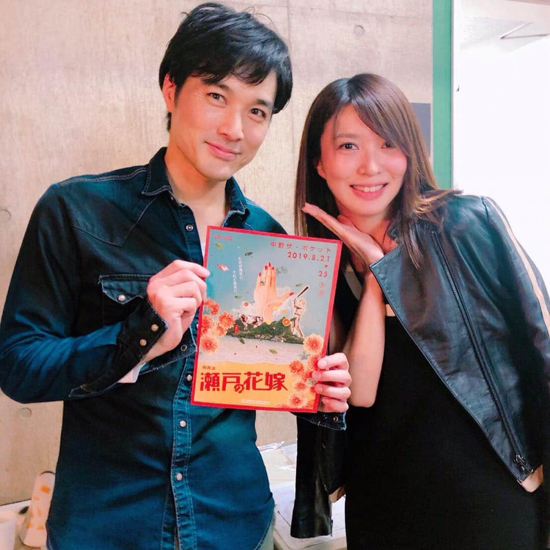 蓮城まことさんのインスタグラム写真 - (蓮城まことInstagram)「👺 昨日『天狗 ON THE RADIO』 初日見てまいりました✨ 『河童村ブルース』の作演出をされた 大浜さんの作品。 大浜さんは笑いもあり 本当に心温まる話を書かれるので とても大好きなんです😊 今回もじんわり心があったかくなりました✨ 緒月さん、とても素敵で、 こないだまでアランしてたのに…と(笑) 私も衛兵隊から変貌出来るように頑張ります(笑) 8月にまた『瀬戸の花嫁』で共演させて頂く 池田さんも素敵でした☺️ またお芝居ご一緒出来るのが楽しみです！ そして、藤田奈那ちゃんも 爽やかなツッコミをいっぱいしていて 可愛い面白かった😆 『人魚姫』楽しみだなー😁 『瀬戸の花嫁』への期待がどんどん膨らみました🕺 皆さん、お身体に気を付けて 千秋楽まで頑張って下さい👍 #天狗ONTHERADIO #東京芸術劇場シアターウエスト #緒月遠麻 さん たまたま一緒の観劇だった #真波そら さん #池田努 さん #藤田奈那 ちゃん #瀬戸の花嫁 の #チラシ 入ってました✨ #知ってる人たくさんで楽しかった #みんな素敵だった😍」5月3日 15時33分 - makotorenjo_king_official