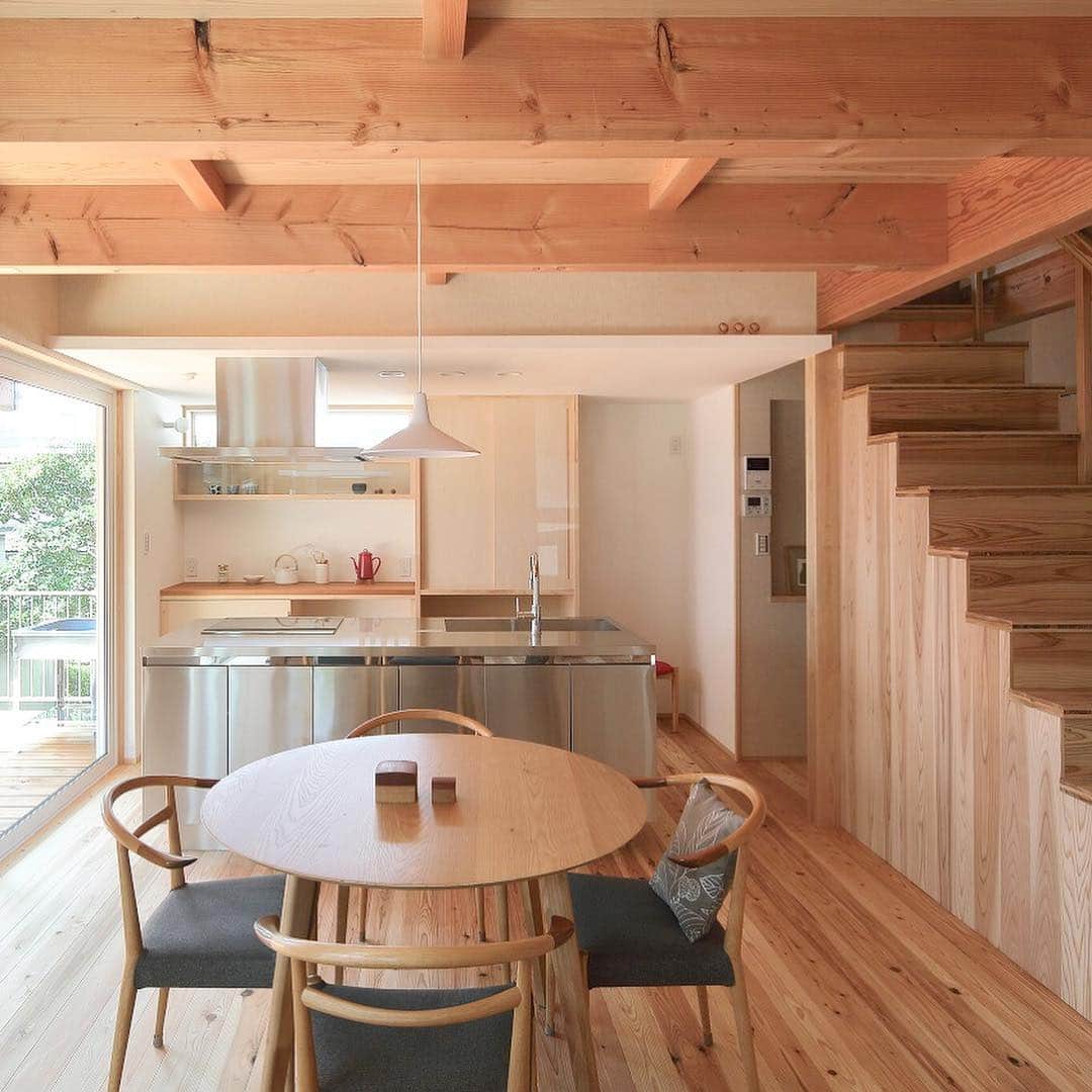 シーエッチ建築工房 さんのインスタグラム写真 - (シーエッチ建築工房 Instagram)「* 川西市「お気に入りと暮らす格子の家」 2017年 9月 竣工 ⠀⠀⠀⠀⠀⠀⠀⠀⠀⠀⠀⠀ 毎日使うキッチンだから 毎日暮らす木の家だから お気に入りを散りばめて 嬉しい瞬間が増えるように。 ⠀⠀⠀⠀⠀⠀⠀⠀⠀⠀⠀⠀ オールステンレスのキッチンは 思いのほか手入れが簡単で シンプルさが心地いい。 ⠀⠀⠀⠀⠀⠀⠀⠀⠀⠀⠀⠀ ダイニング側からも使えて 子どもたちも楽しい。 家族みんなの嬉しい場所が 家づくりによって増えました。 ⠀⠀⠀⠀⠀⠀⠀⠀⠀⠀⠀⠀ ⠀⠀⠀⠀⠀⠀⠀⠀⠀⠀⠀⠀ ──────────── 株式会社シーエッチ建築工房 兵庫県宝塚市仁川台76番地 0798-52-8863 https://www.ch-wood.co.jp ──────────── @ch_kenchiku ⠀⠀ ⠀⠀ #シーエッチ建築工房 #木の家 #注文住宅 #新築 #一戸建て#家づくり #住まい #暮らし #日々のこと #マイホーム #たからづかな生活#ときめく日々がたからもの宝塚 #宝塚市 #西宮市 #伊丹市 #川西市 #工務店 #建築士 #自然素材 #国産材 #暮らしを楽しむ #自然と暮らす #こどもと暮らす #季節を楽しむ #キッチン #オールステンレス #ステンレスキッチン #サンワカンパニー #sanwacompany」5月3日 15時25分 - ch_kenchiku