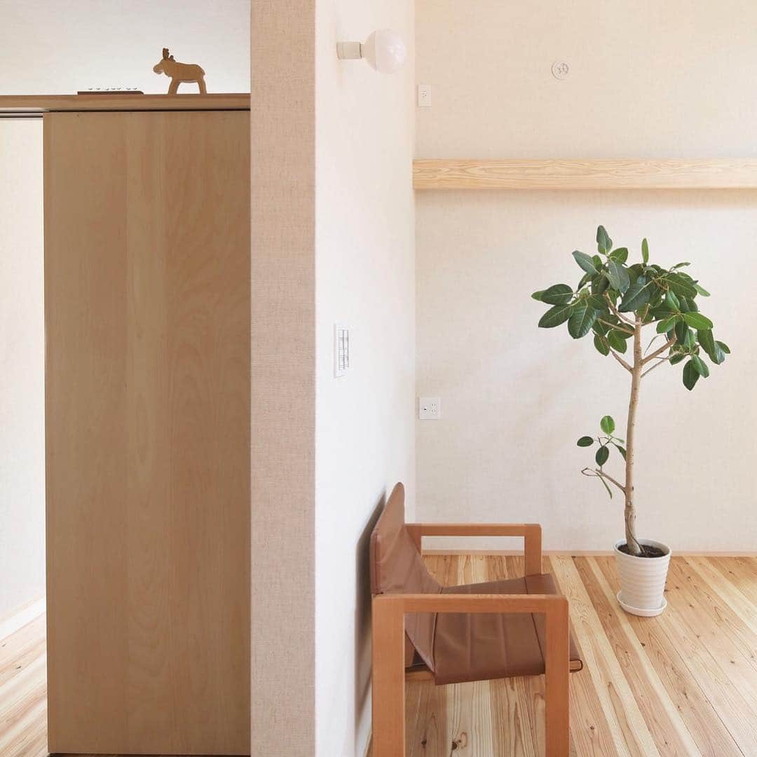 シーエッチ建築工房 さんのインスタグラム写真 - (シーエッチ建築工房 Instagram)「* 川西市「お気に入りと暮らす格子の家」 2017年 9月 竣工 ⠀⠀⠀⠀⠀⠀⠀⠀⠀⠀⠀⠀ 毎日使うキッチンだから 毎日暮らす木の家だから お気に入りを散りばめて 嬉しい瞬間が増えるように。 ⠀⠀⠀⠀⠀⠀⠀⠀⠀⠀⠀⠀ オールステンレスのキッチンは 思いのほか手入れが簡単で シンプルさが心地いい。 ⠀⠀⠀⠀⠀⠀⠀⠀⠀⠀⠀⠀ ダイニング側からも使えて 子どもたちも楽しい。 家族みんなの嬉しい場所が 家づくりによって増えました。 ⠀⠀⠀⠀⠀⠀⠀⠀⠀⠀⠀⠀ ⠀⠀⠀⠀⠀⠀⠀⠀⠀⠀⠀⠀ ──────────── 株式会社シーエッチ建築工房 兵庫県宝塚市仁川台76番地 0798-52-8863 https://www.ch-wood.co.jp ──────────── @ch_kenchiku ⠀⠀ ⠀⠀ #シーエッチ建築工房 #木の家 #注文住宅 #新築 #一戸建て#家づくり #住まい #暮らし #日々のこと #マイホーム #たからづかな生活#ときめく日々がたからもの宝塚 #宝塚市 #西宮市 #伊丹市 #川西市 #工務店 #建築士 #自然素材 #国産材 #暮らしを楽しむ #自然と暮らす #こどもと暮らす #季節を楽しむ #キッチン #オールステンレス #ステンレスキッチン #サンワカンパニー #sanwacompany」5月3日 15時25分 - ch_kenchiku