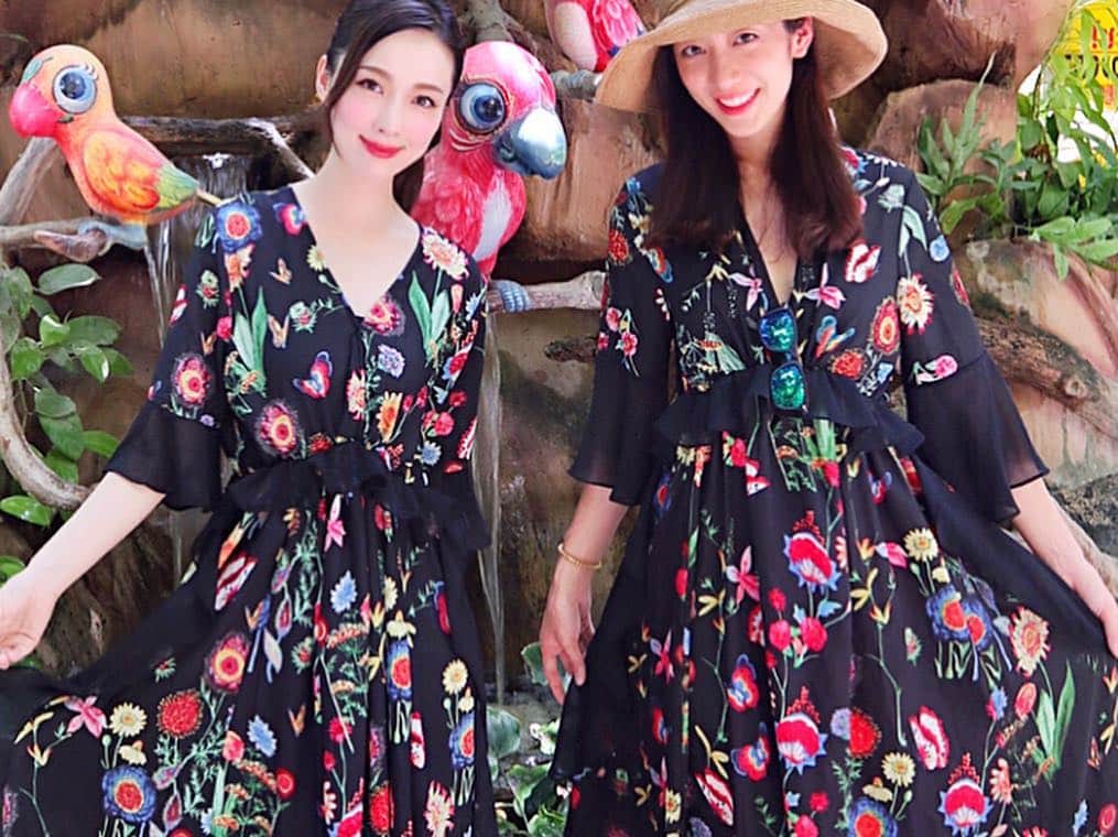 瀬戸早妃さんのインスタグラム写真 - (瀬戸早妃Instagram)「🐯🌴🐘🌴🐊﻿ ﻿ 本物の虎🐅と写真撮ってきたよー‼️﻿ ﻿ 📍シーラチャータイガーズー🐯﻿ 🎪Siracha tiger zoo ﻿ 341 Moo 3, Nongkham, Sriracha, Chonburi 20110 .  グルルルルってうなっててちょっと怖かったけど﻿ 飼育員さんの指導の元、﻿ 頭にタッチしたりOK🙆‍♀️で﻿ イケメンでおっきな虎に心奪われっぱなし🐯💕 ﻿ なんともいえない非日常体験に大興奮でした😊✨﻿ （1人で撮ってもグループ撮影でも どちらも200baht＝700円くらい◎）﻿ . タイガーズーという名前だけあり、虎はもちろん、象やワニもいっっぱい💕﻿ 象に乗ったりできるし🐘、ワニのショー🐊もみたよ✨ .  お利口さんに飼育されていて、休憩所やフォトスポットも沢山あって、今まで行った動物園の中で一番楽しかったです❤️﻿ ﻿ ☑︎dress @montresorsaki .new👗 ﻿ #sirachatigerzoo #shiracha #tigerzoo #シーラチャー #シーラチャータイガーズー #タイ #🇹🇭 #thailand #thai #zoo #動物園 #動物 #animals #animal #虎 #象 #ワニ #虎と写真 #大興奮 #exciting #タイ旅行 #旅行 #travel #travelabroad #モントレゾール #montresor#montresorsaki  #リゾートコーデ #双子コーデ #おそろコーデ」5月3日 15時27分 - plievesaki