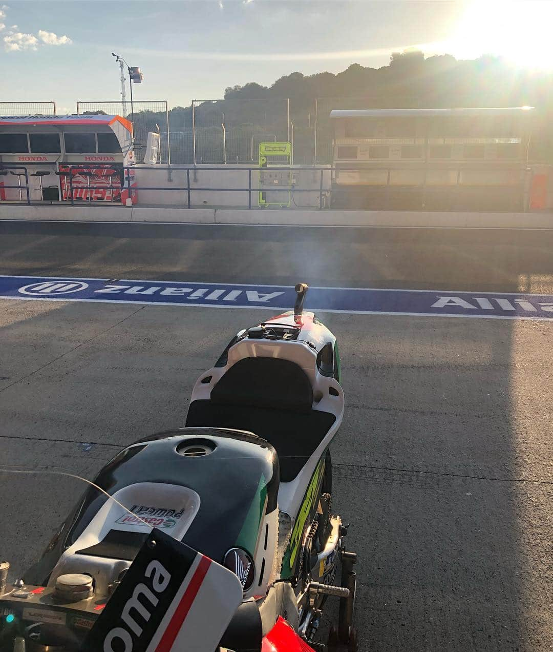 カル・クラッチローさんのインスタグラム写真 - (カル・クラッチローInstagram)「Early morning smoke ☀️📸🚬」5月3日 15時36分 - calcrutchlow